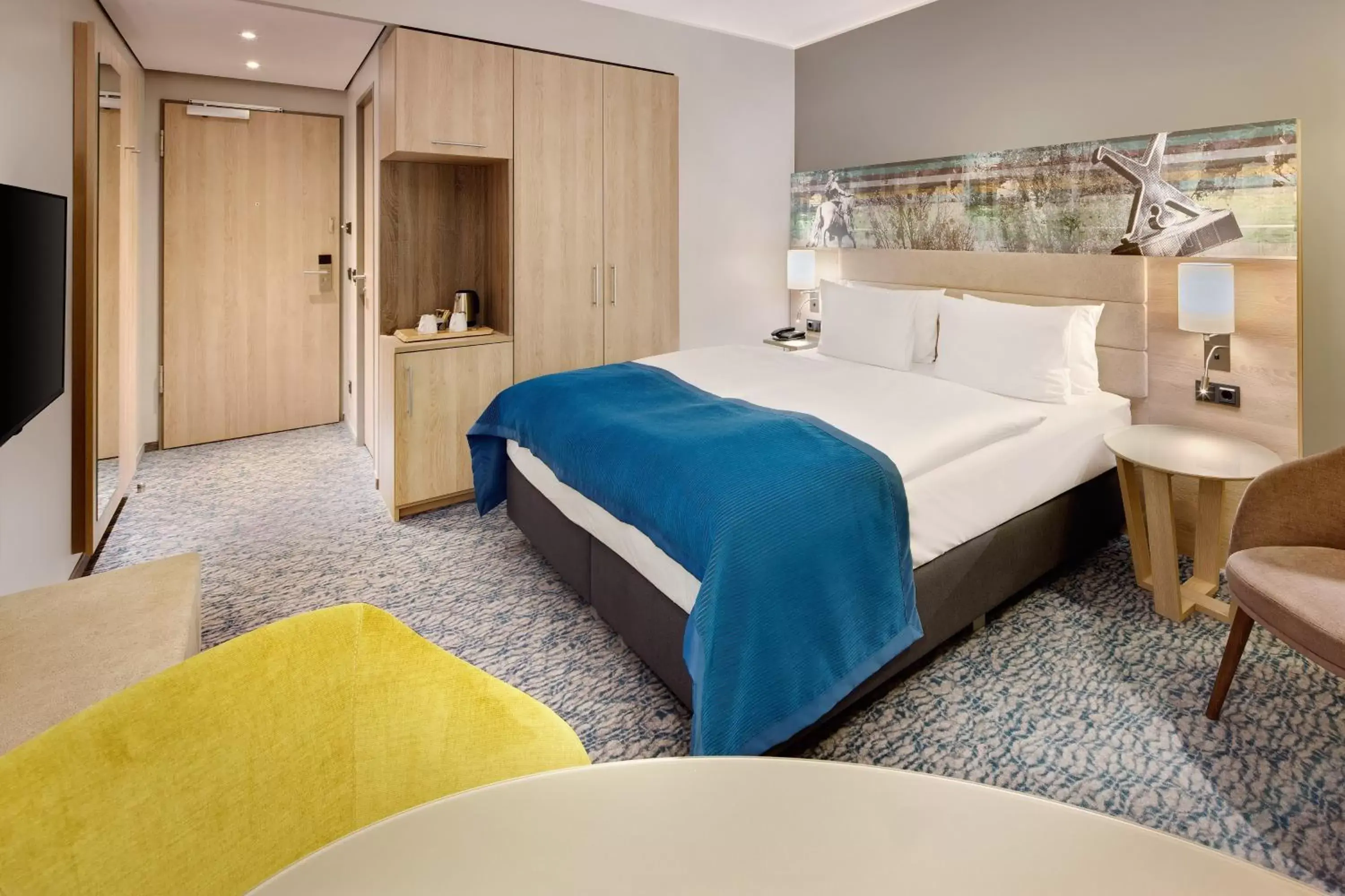 Photo of the whole room, Bed in Holiday Inn Düsseldorf City – Toulouser Allee, an IHG Hotel