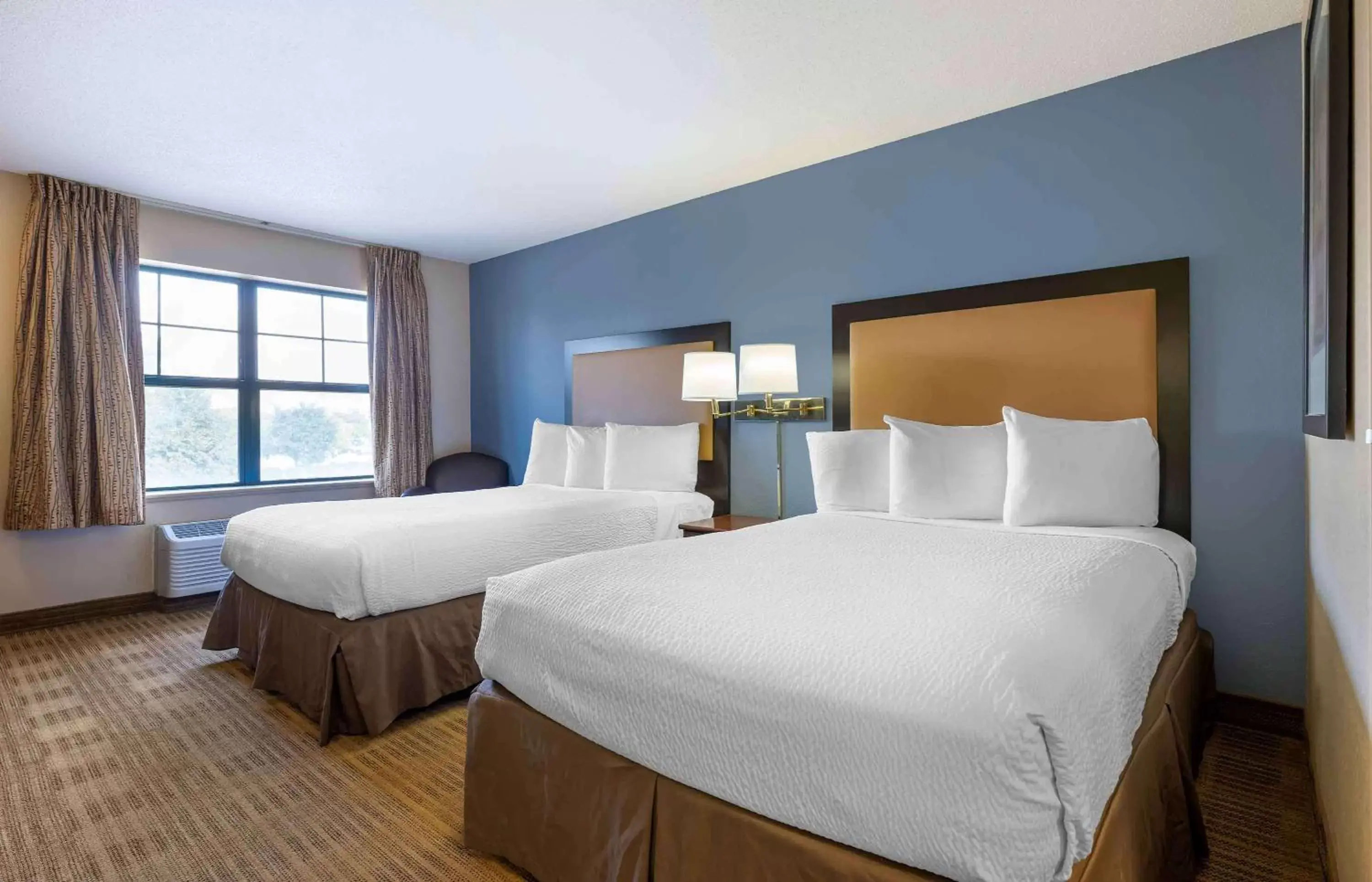 Bedroom, Bed in Extended Stay America Suites - Chicago - Romeoville - Bollingbrook