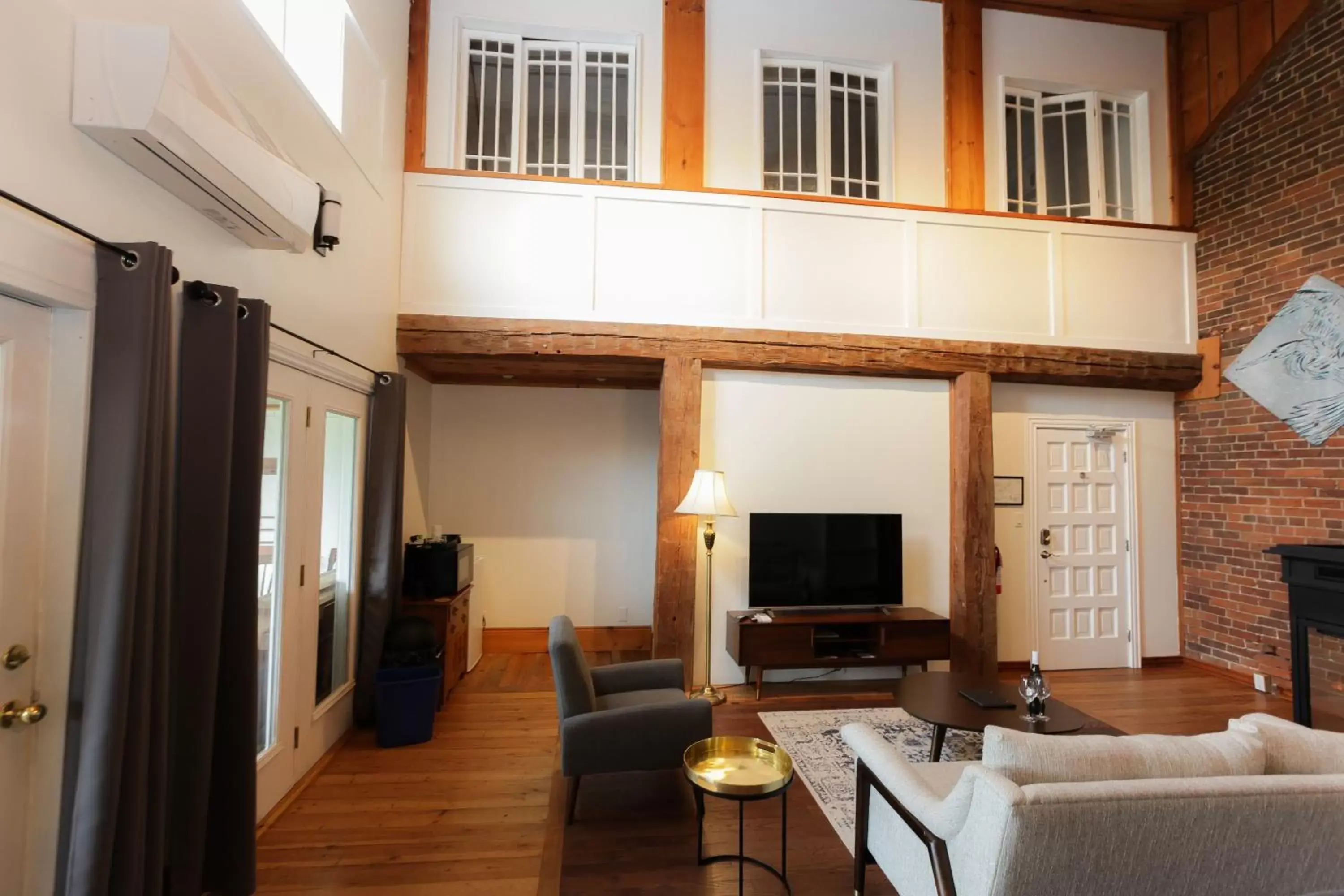 Dining area, TV/Entertainment Center in Jackson's Falls Country Inn