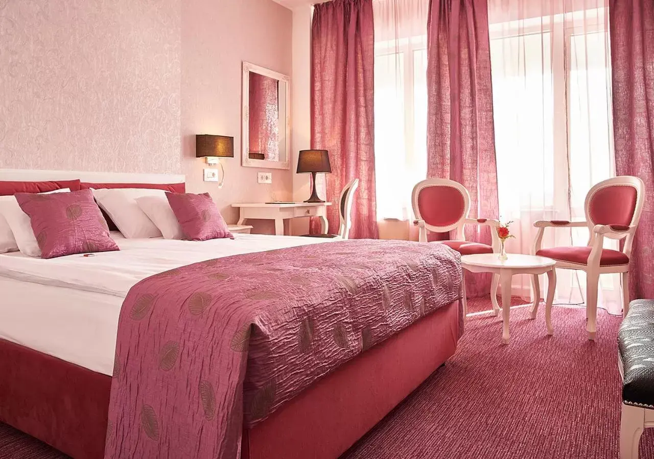 Deluxe Double Room River View in Continental Forum Oradea Deluxe Double Room River View in Continental Forum Oradea