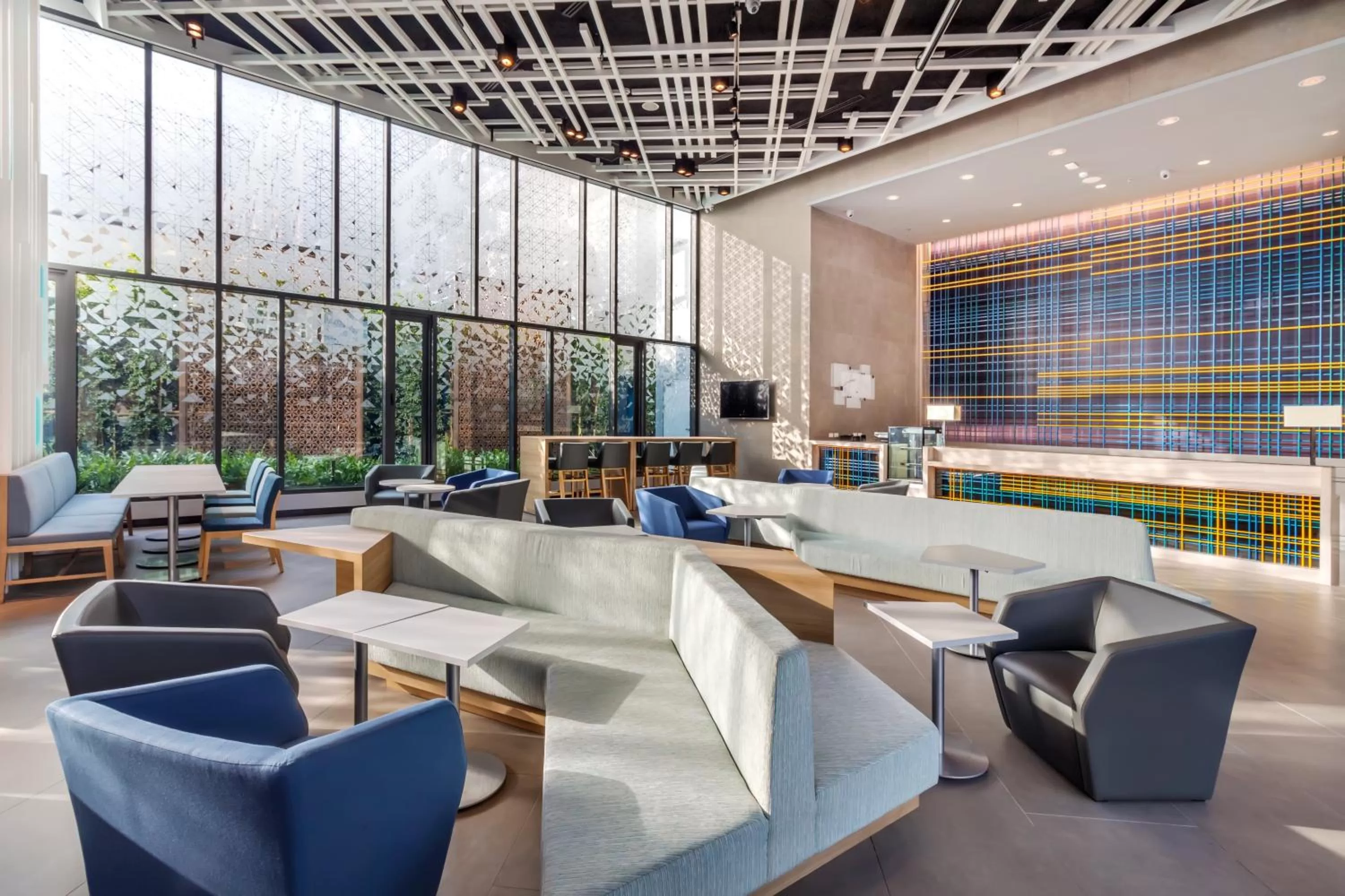 Lobby or reception in Holiday Inn Express Bangkok Soi Soonvijai by IHG