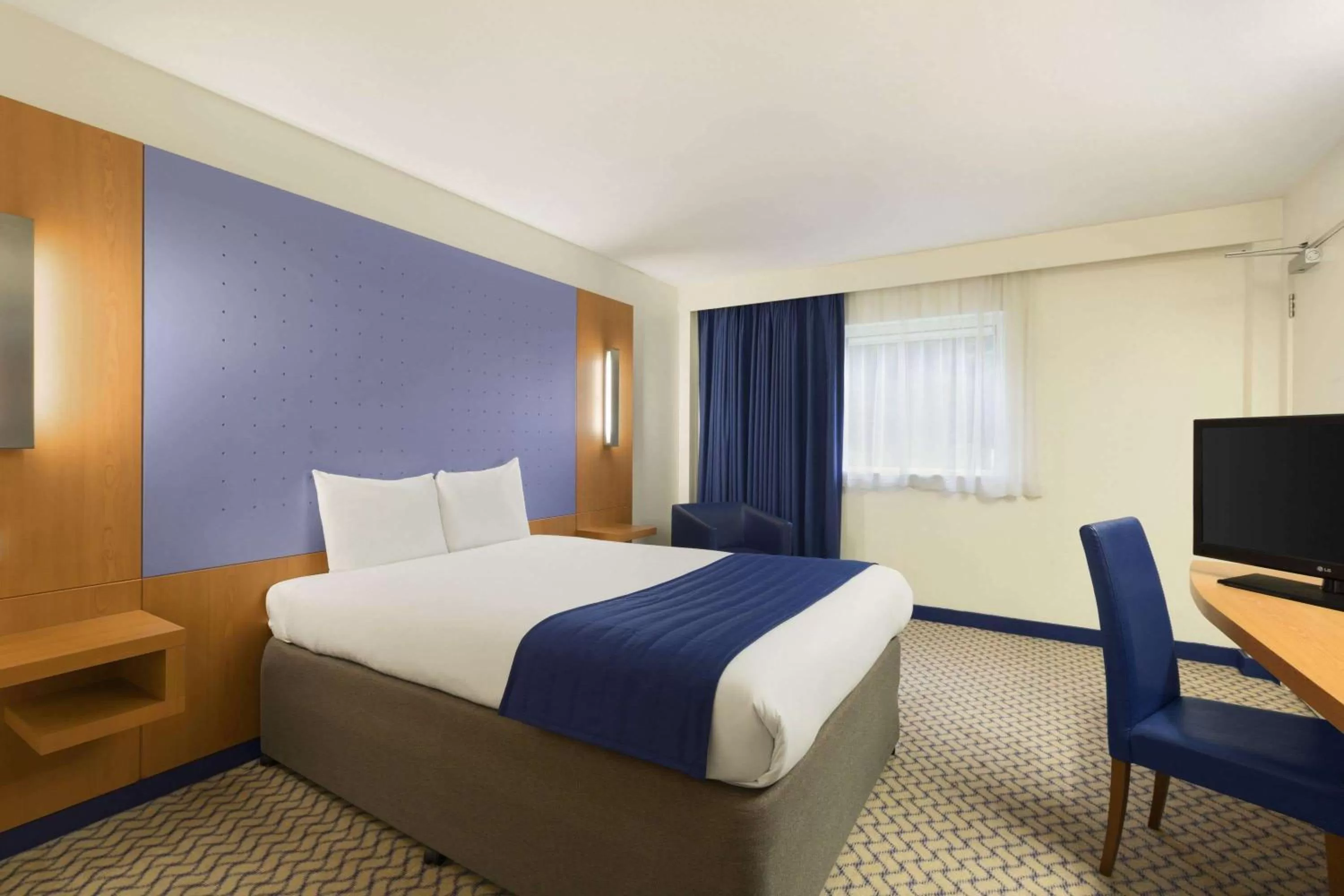 Photo of the whole room, Bed in Ramada London North