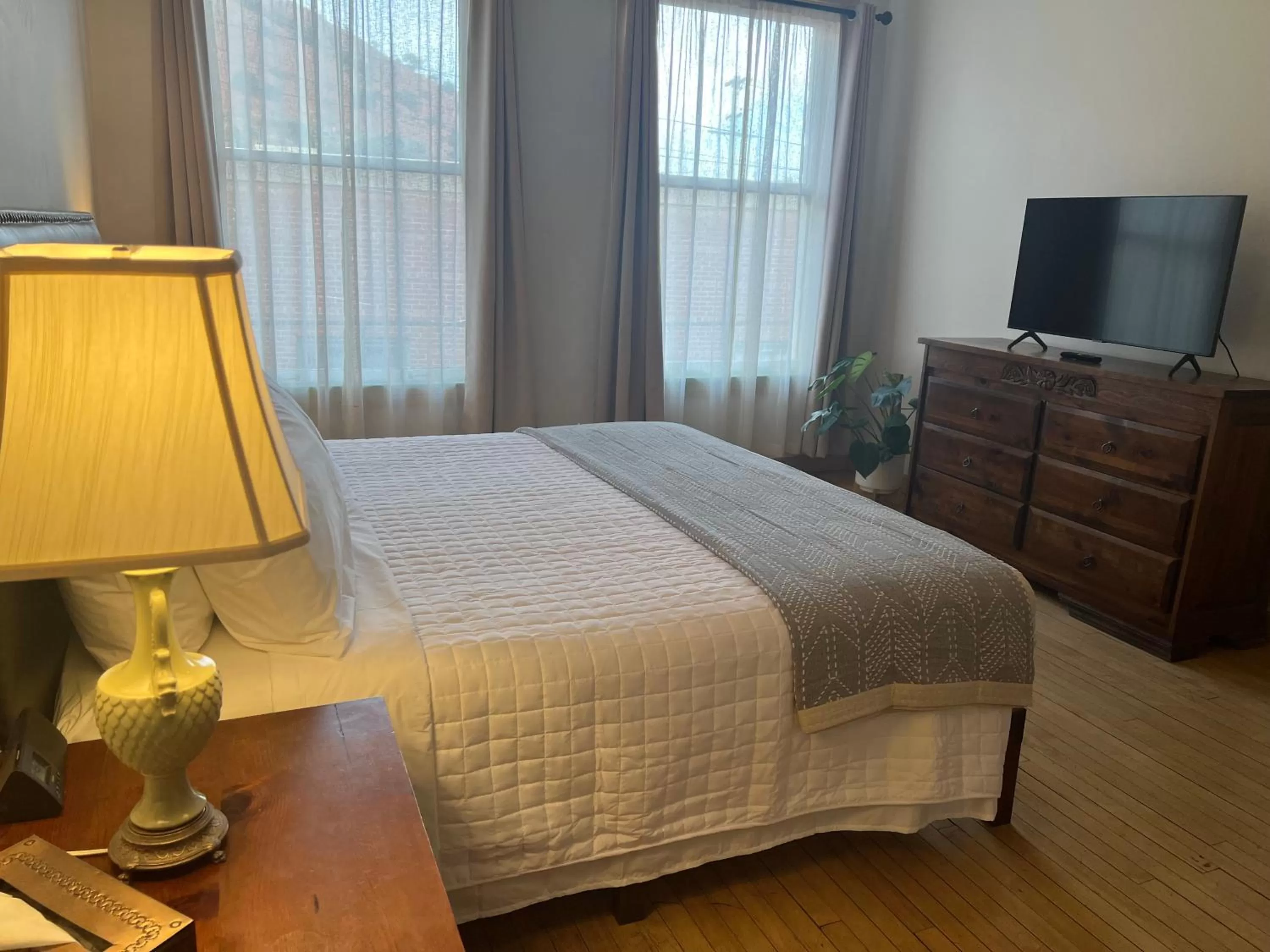 TV and multimedia, Bed in Canyon Rose Hotel