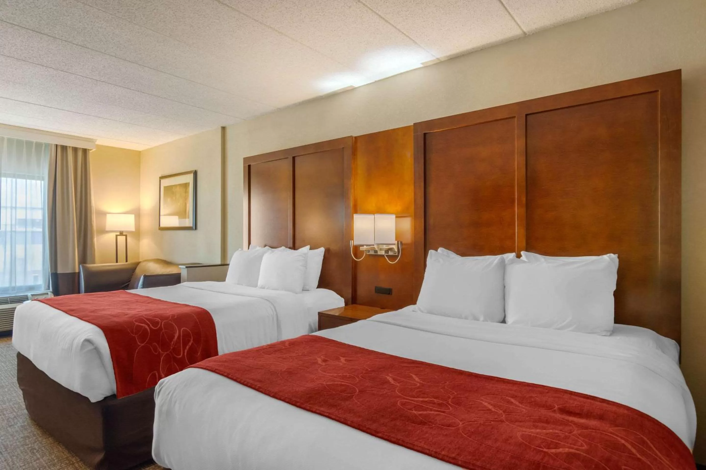 Photo of the whole room, Bed in Comfort Suites Southpark