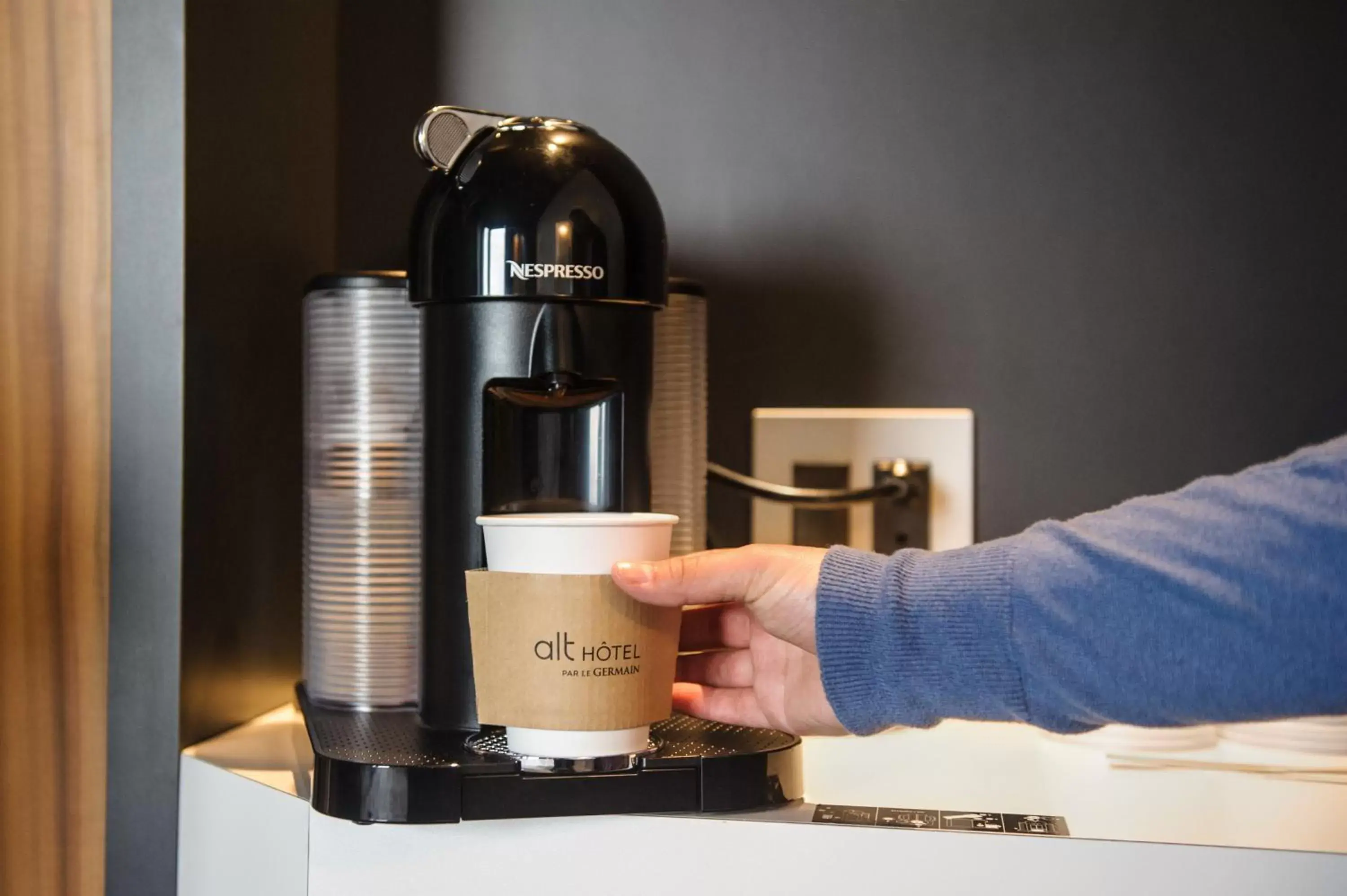 Coffee/tea facilities in Alt Hotel Winnipeg