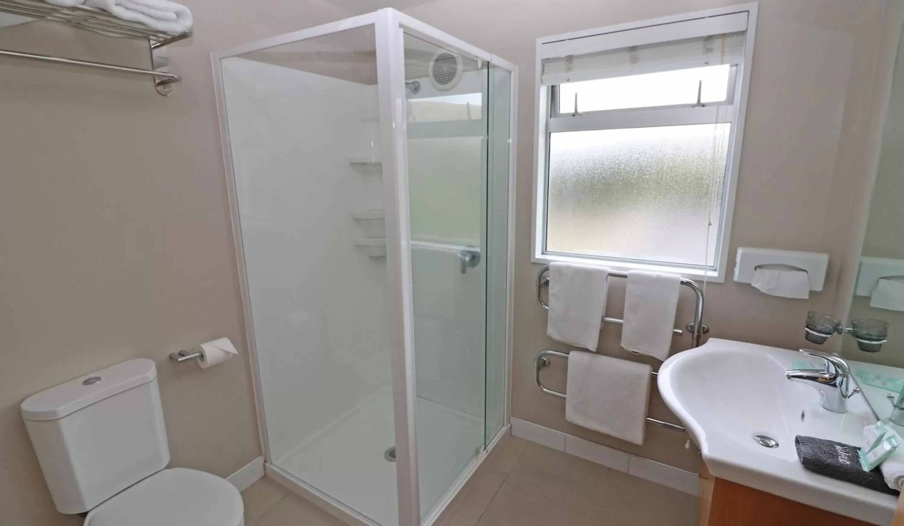 Shower, Bathroom in Sumner Bay Motel