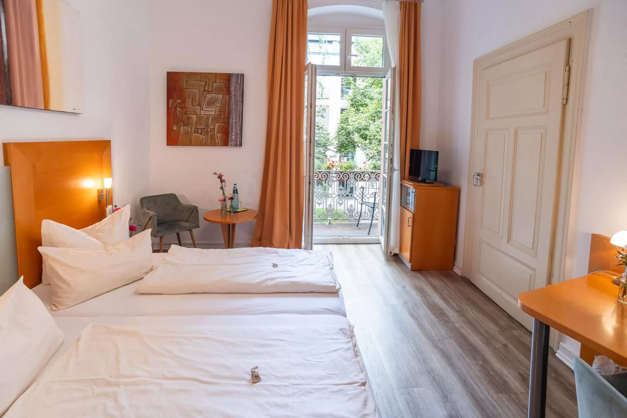 Photo of the whole room, Bed in Alleehaus