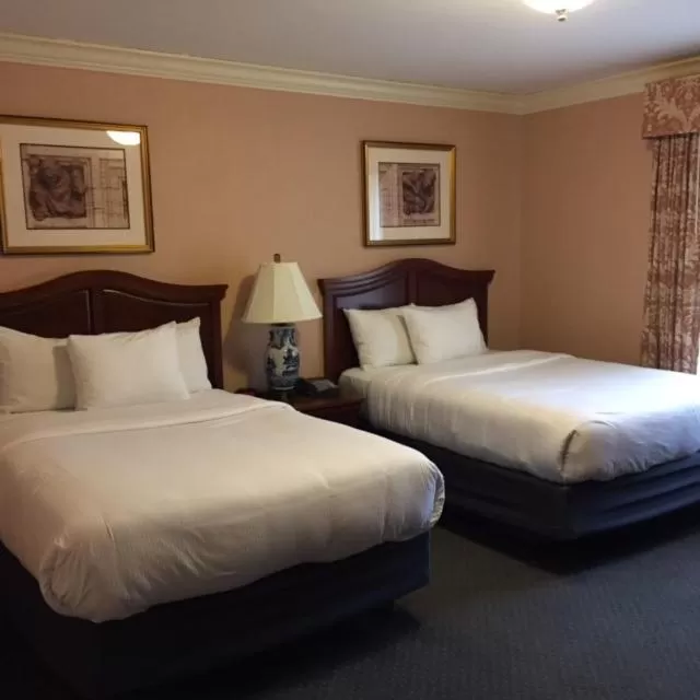 Bedroom, Bed in Columbia Club