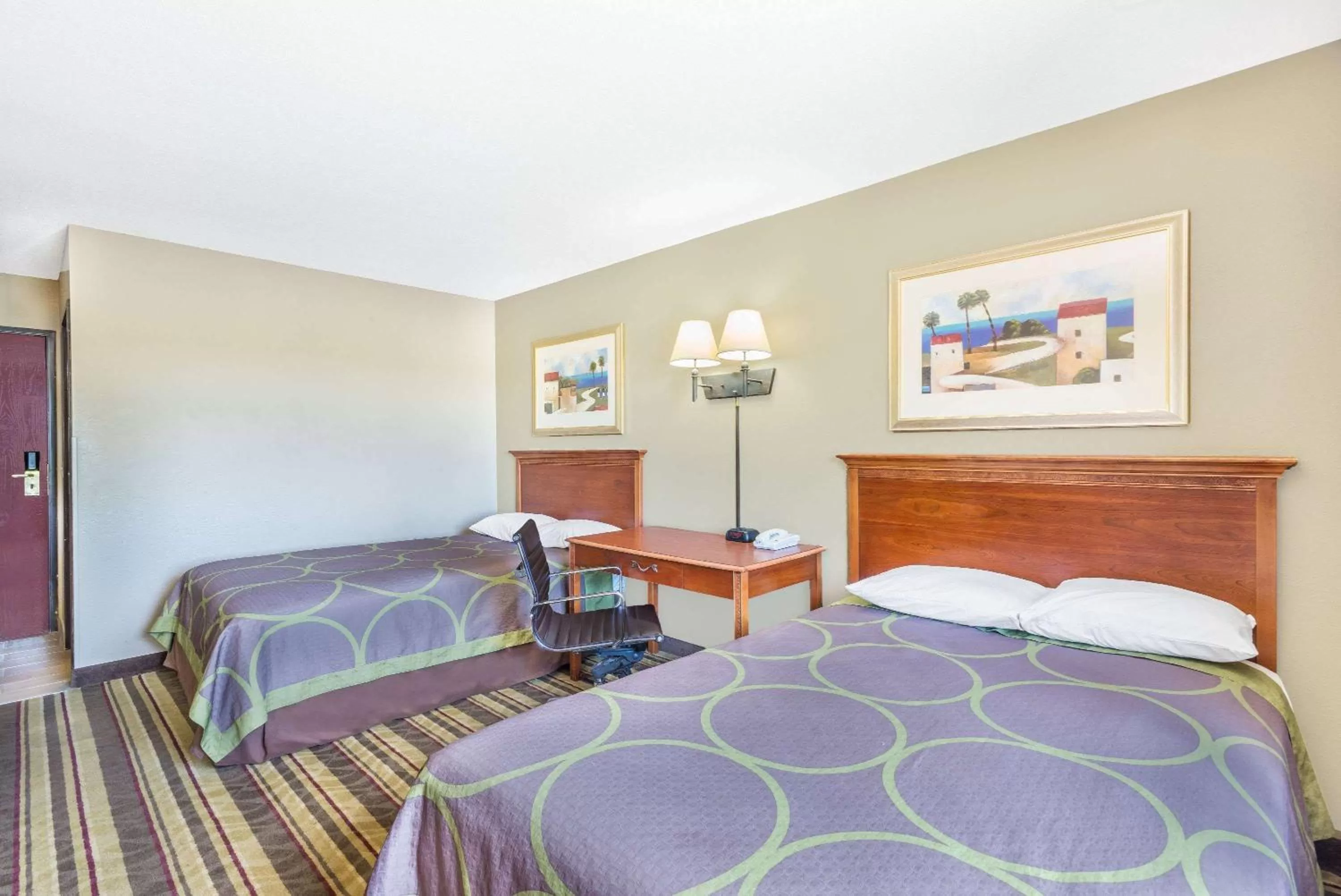 Photo of the whole room, Bed in Super 8 by Wyndham Tilton/Lake Winnipesaukee