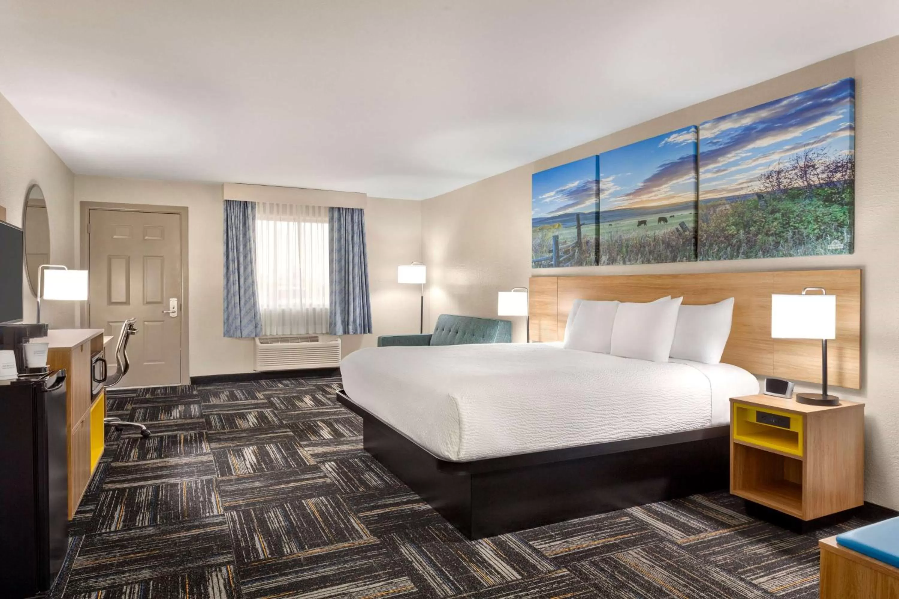 Bedroom, Bed in Days Inn by Wyndham Paris