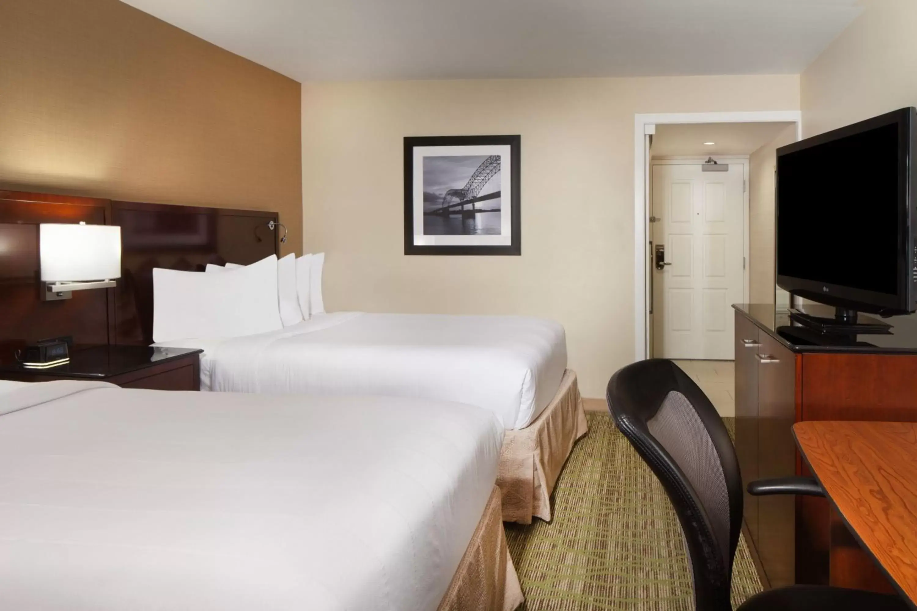 Photo of the whole room, Bed in Marriott Memphis East