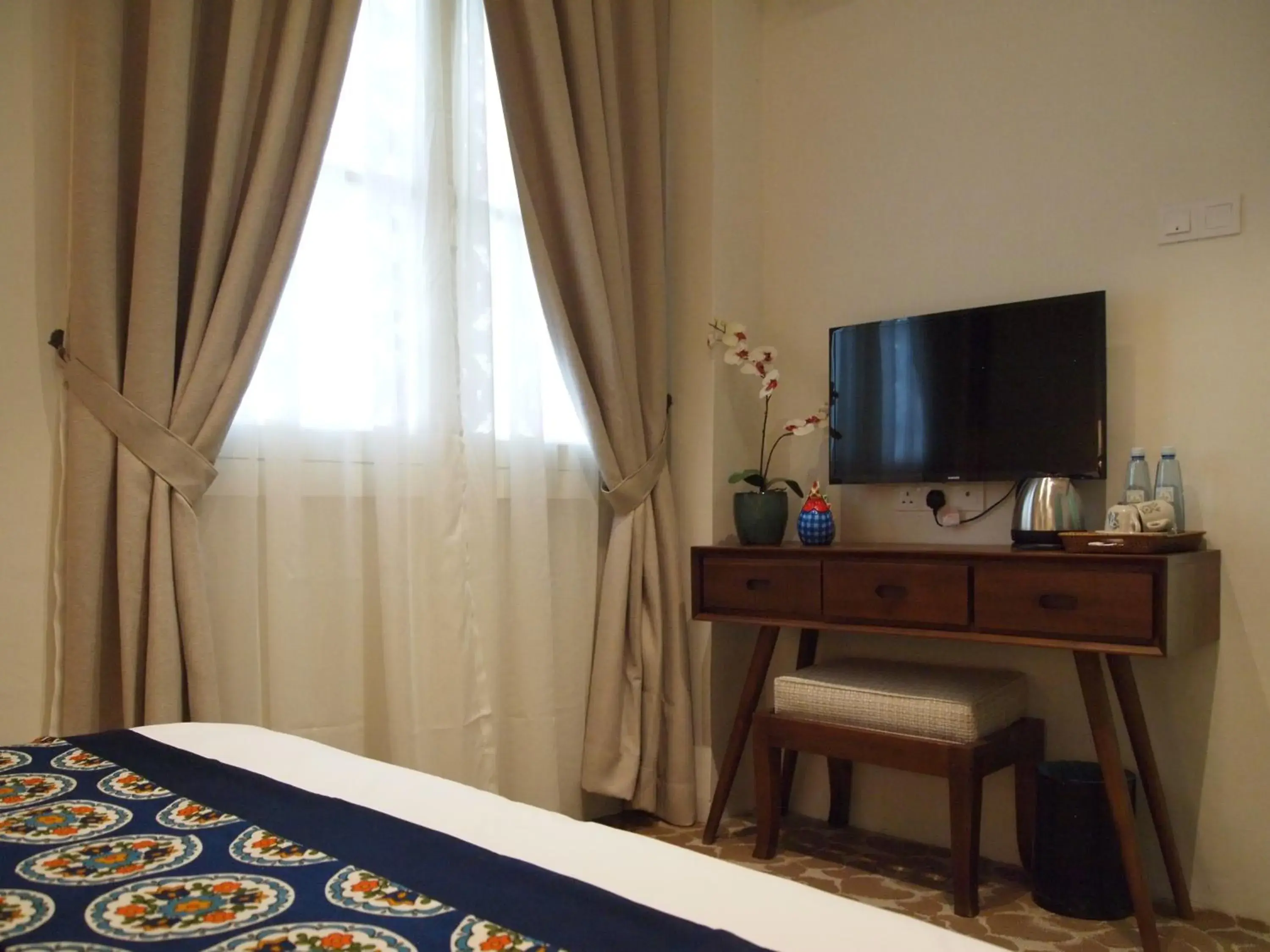 Bed, TV/Entertainment Center in Kapitan Kongsi Boutique Hotel