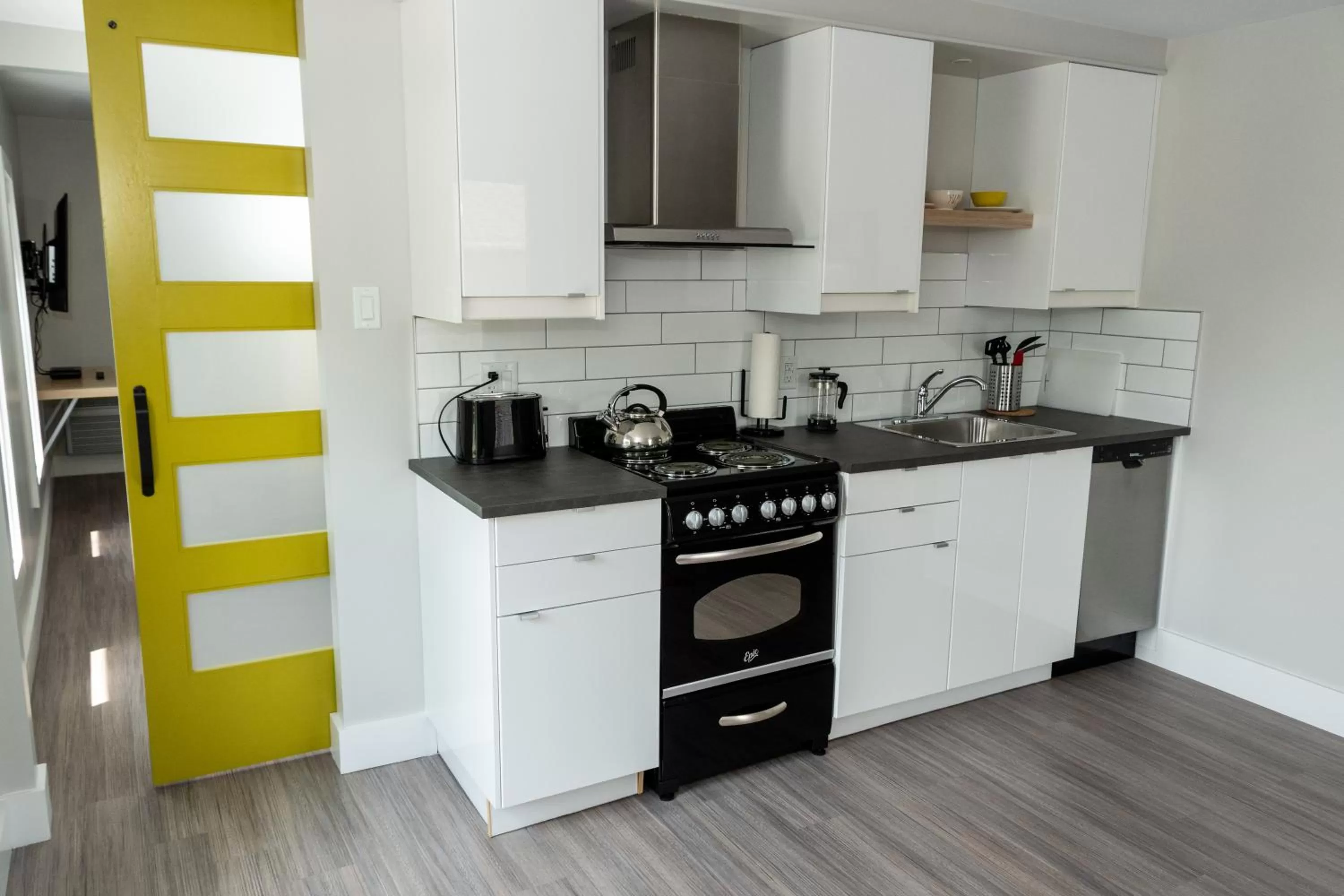 Coffee/tea facilities in Morel Executive Suites