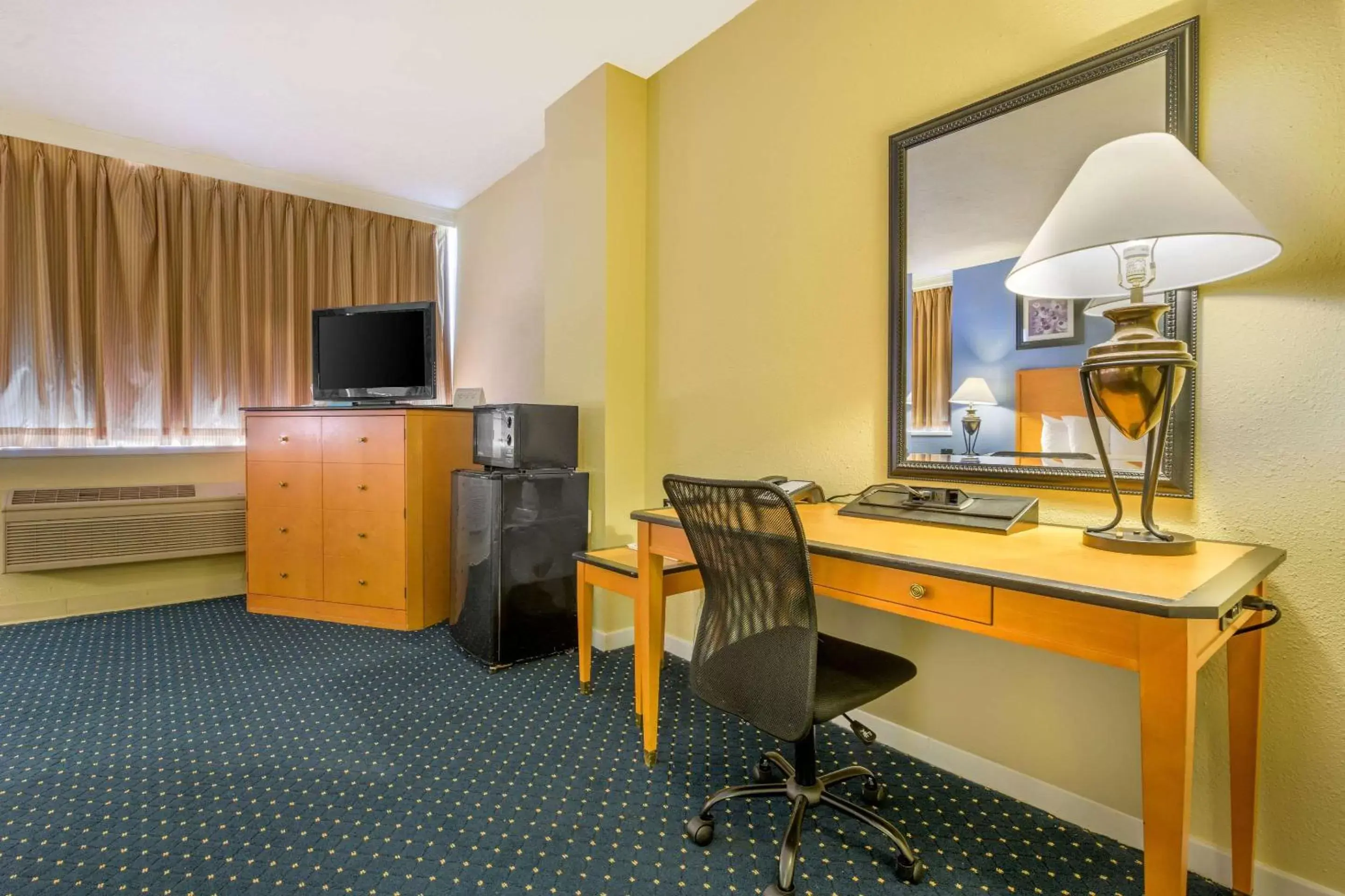 Photo of the whole room, TV/Entertainment Center in Days Inn & Suites by Wyndham Lebanon PA