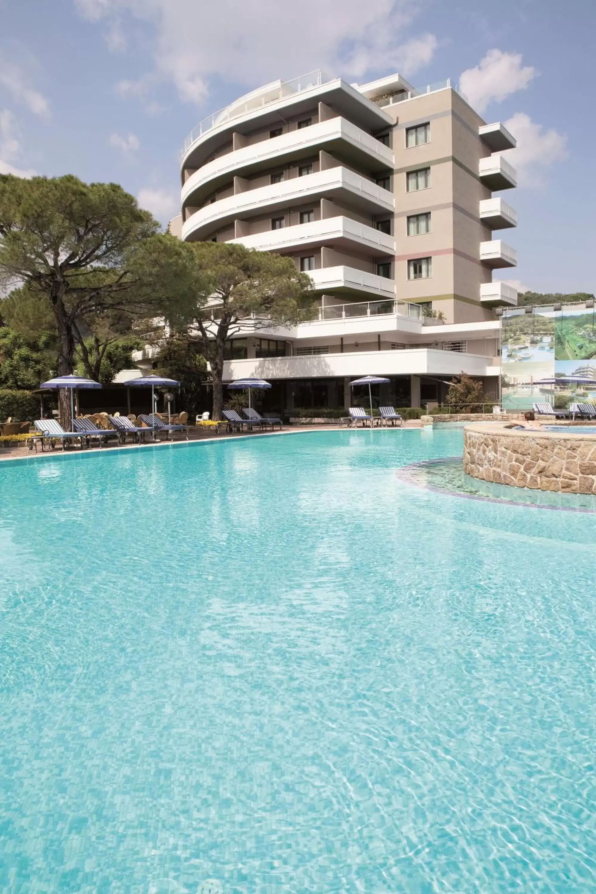 Activities, Swimming Pool in Hotel Majestic