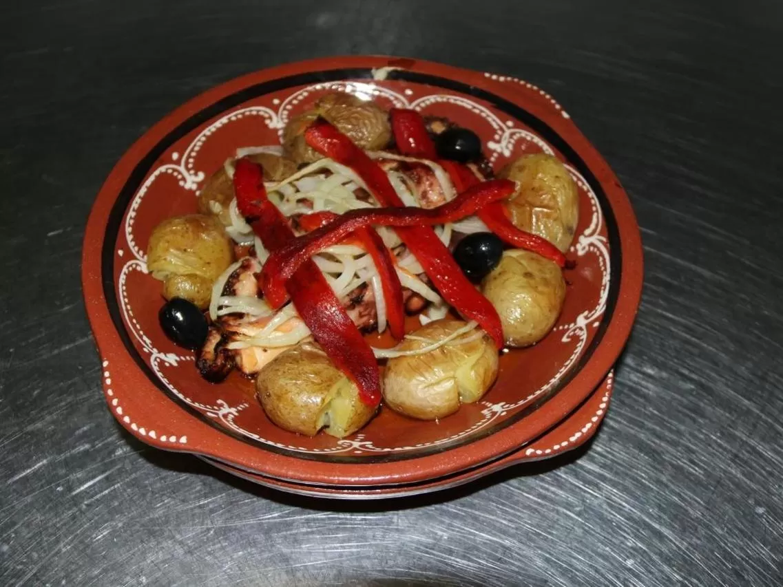 Dining area, Food in Marinha Hotel