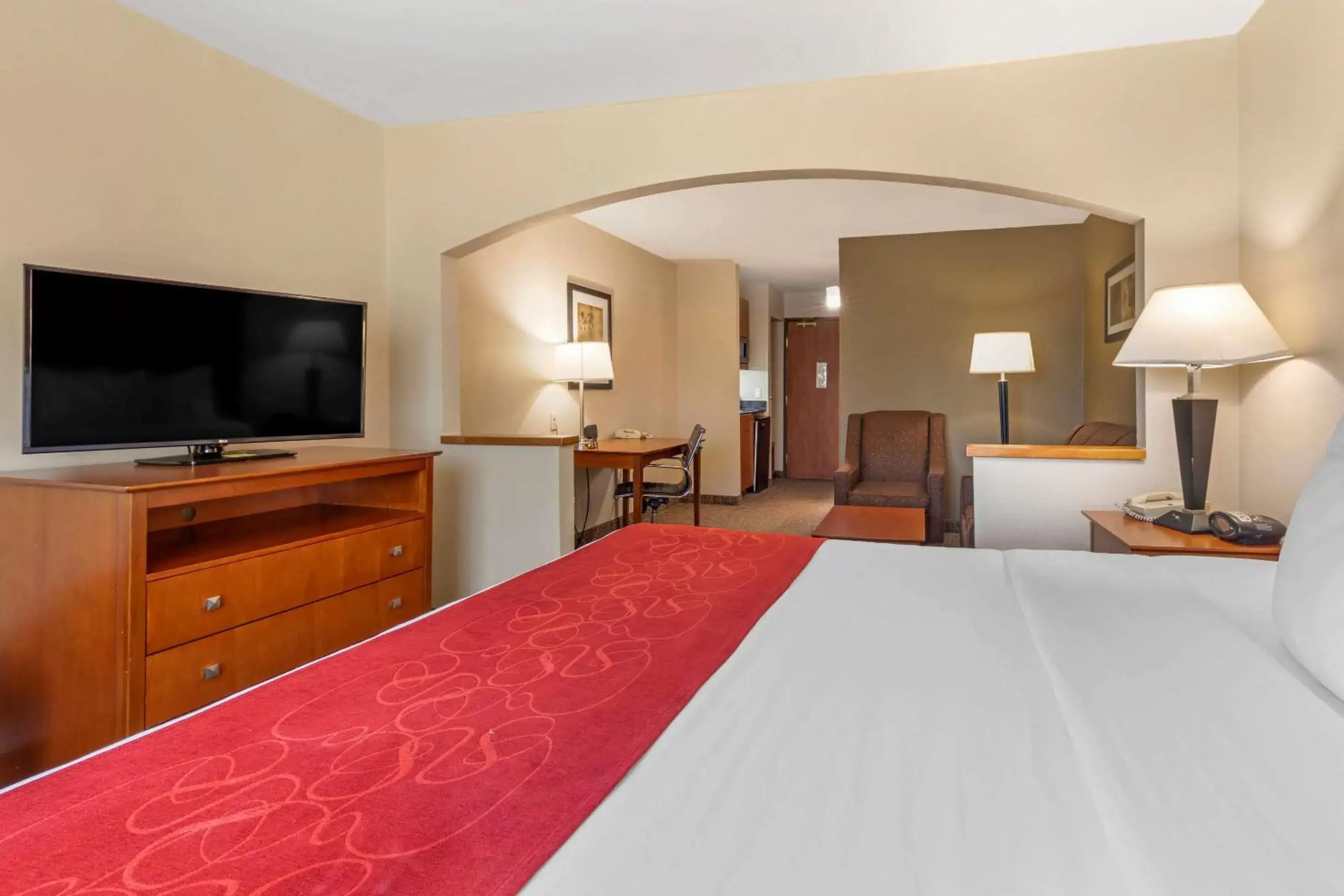 Photo of the whole room, Bed in Comfort Suites North Dallas