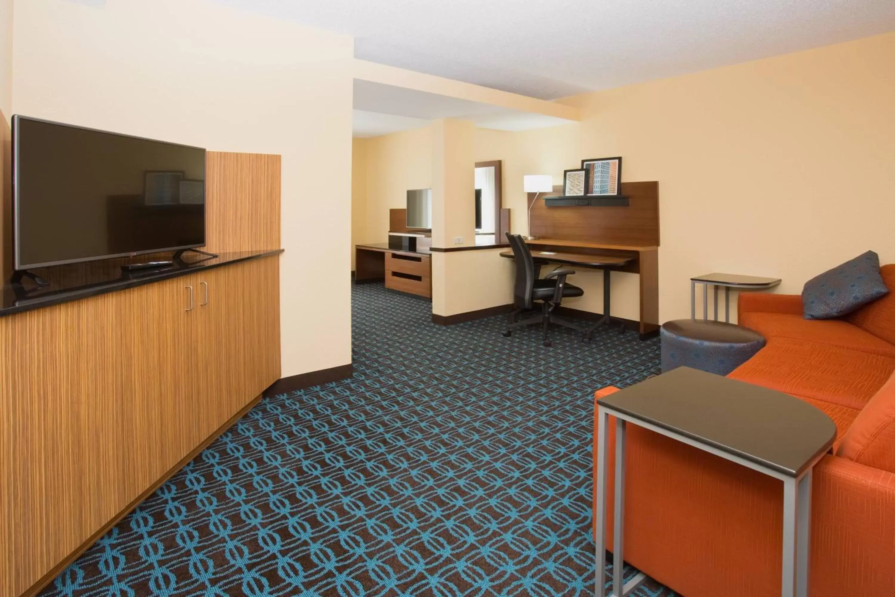 Living room, TV/Entertainment Center in Fairfield Inn & Suites by Marriott Boston Milford