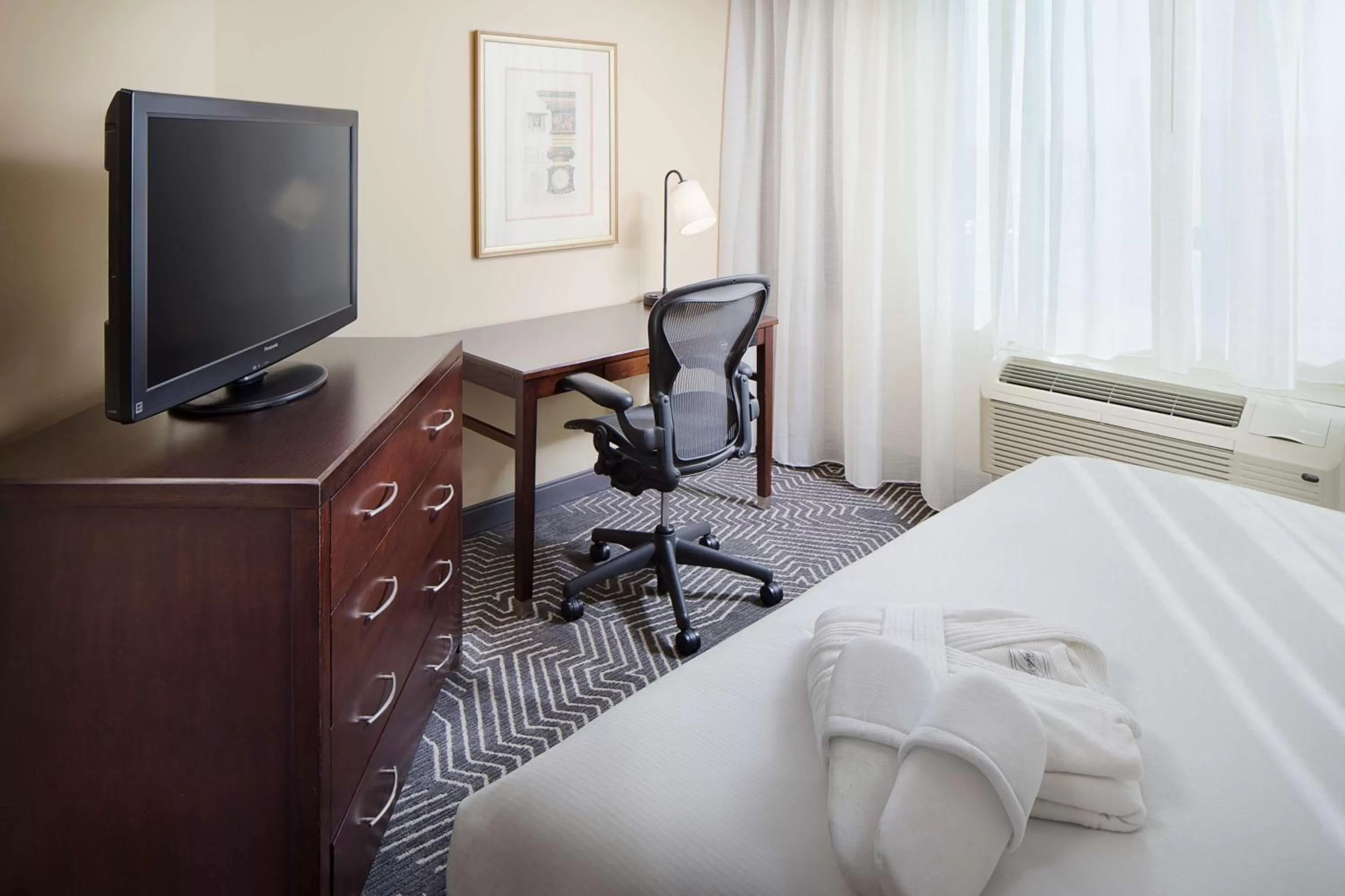 Bed in DoubleTree by Hilton Los Angeles/Commerce