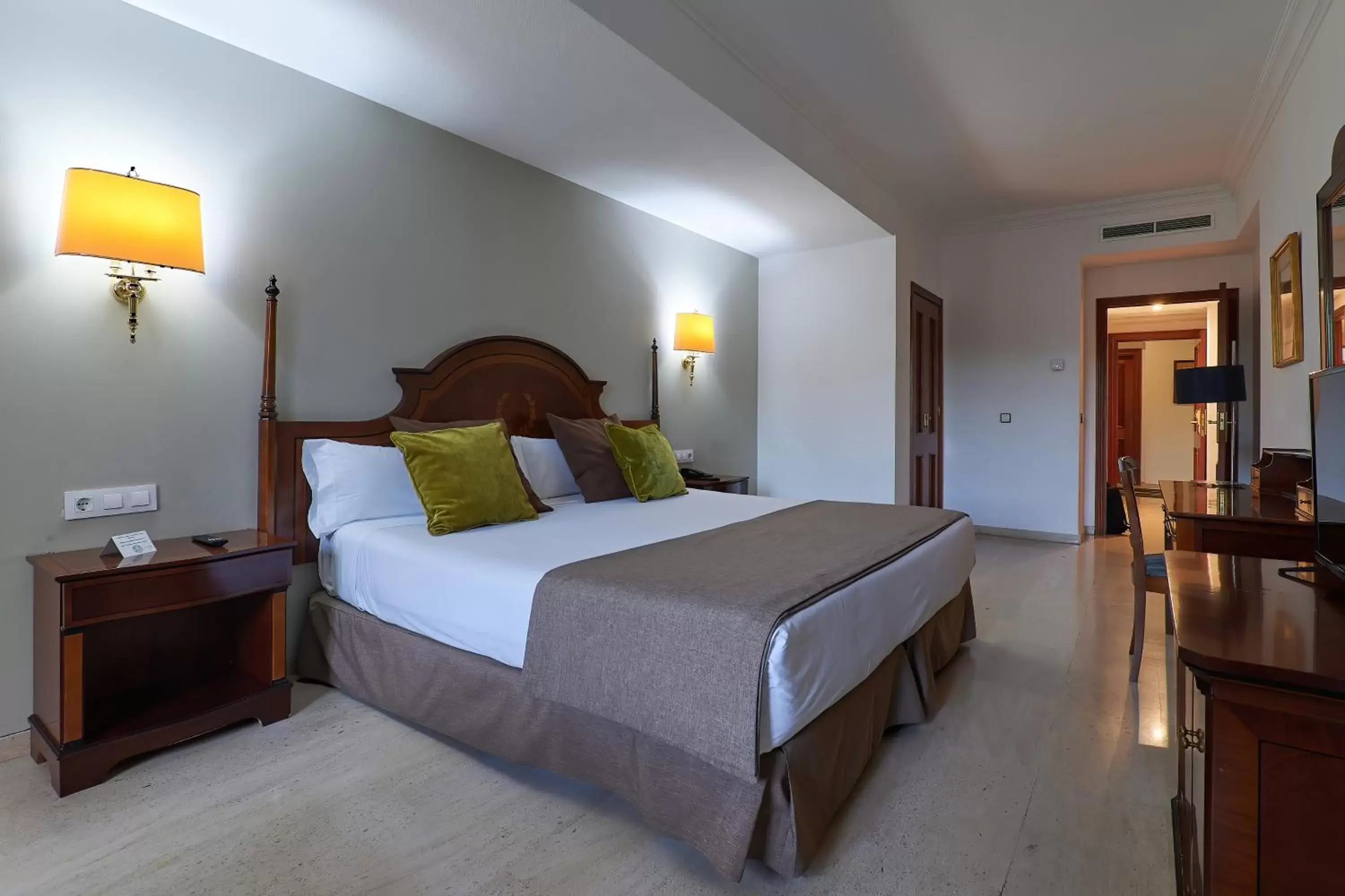 Photo of the whole room, Bed in Crisol Jardines de Córdoba