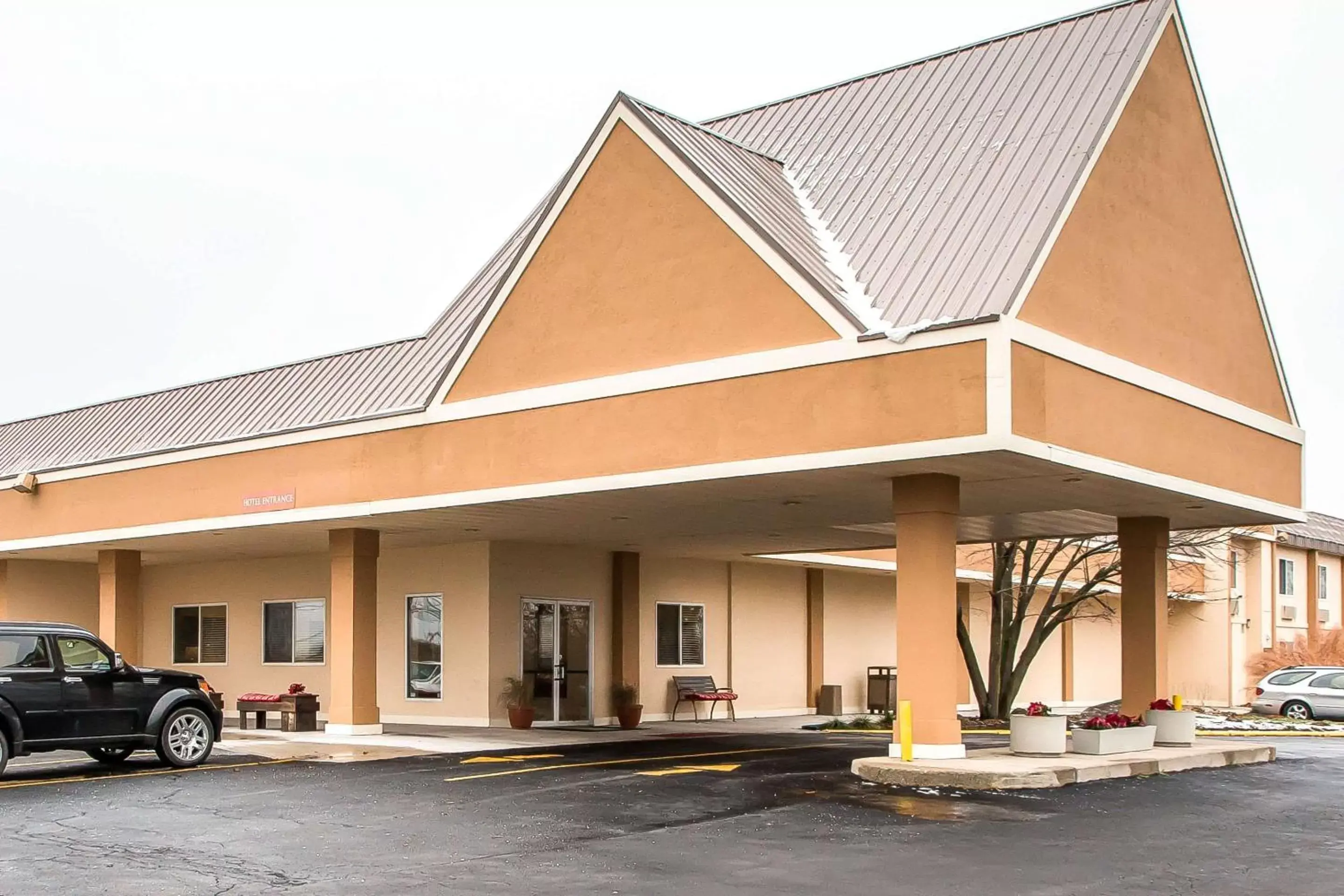 Property Building in Quality Inn Morris I-80