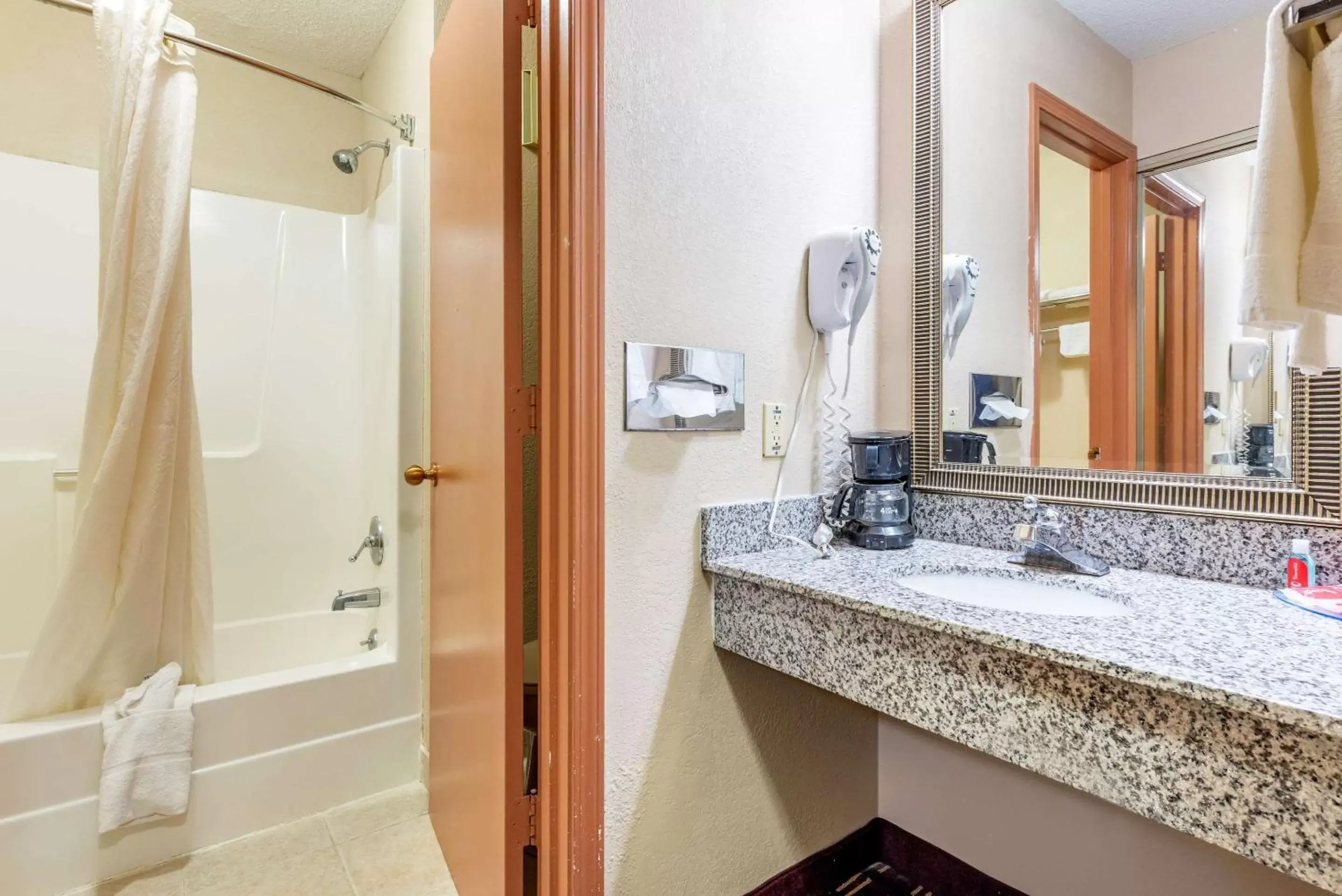 Photo of the whole room, Bathroom in Econo Lodge Lebanon