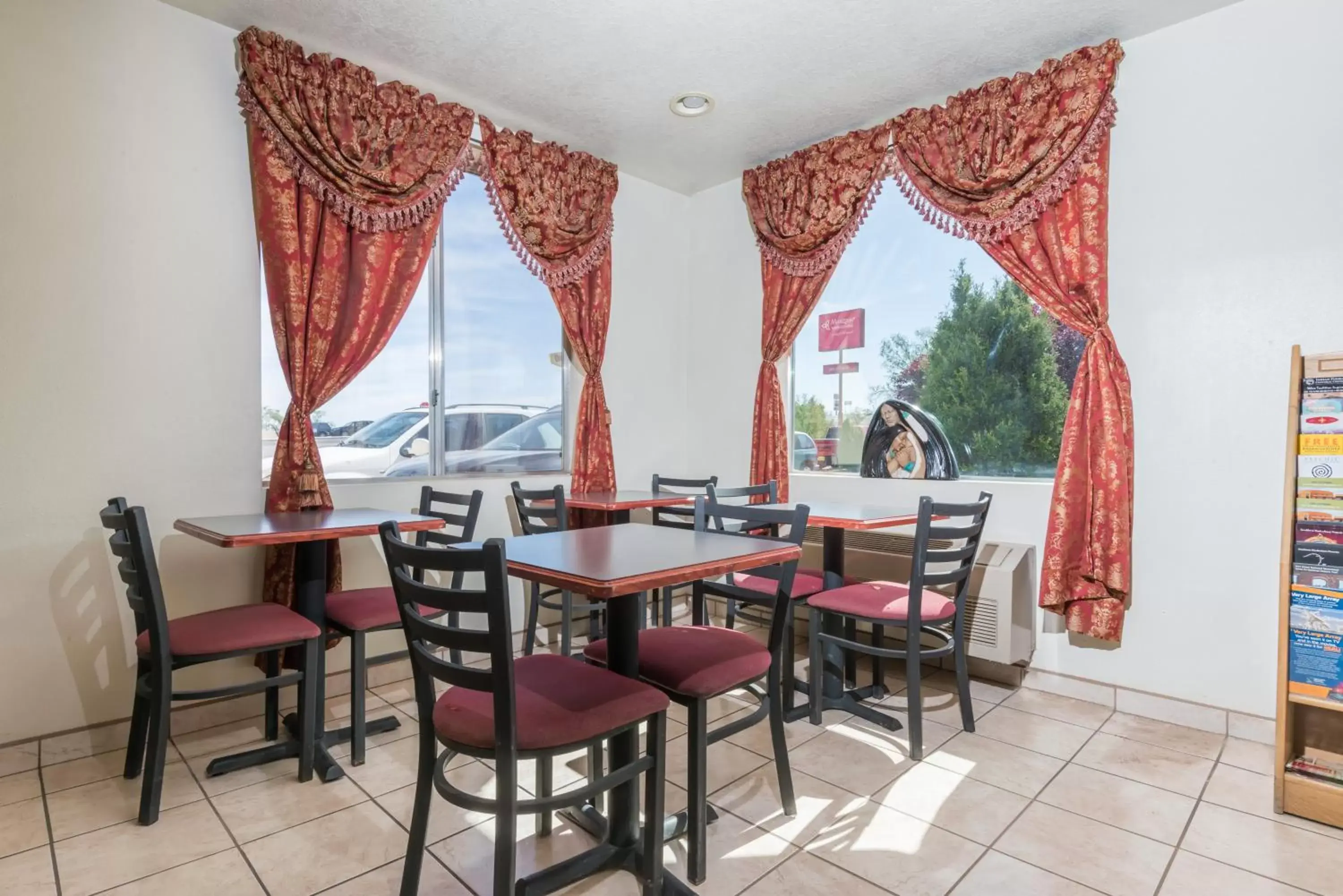 Dining Area in Super 8 by Wyndham Bernalillo