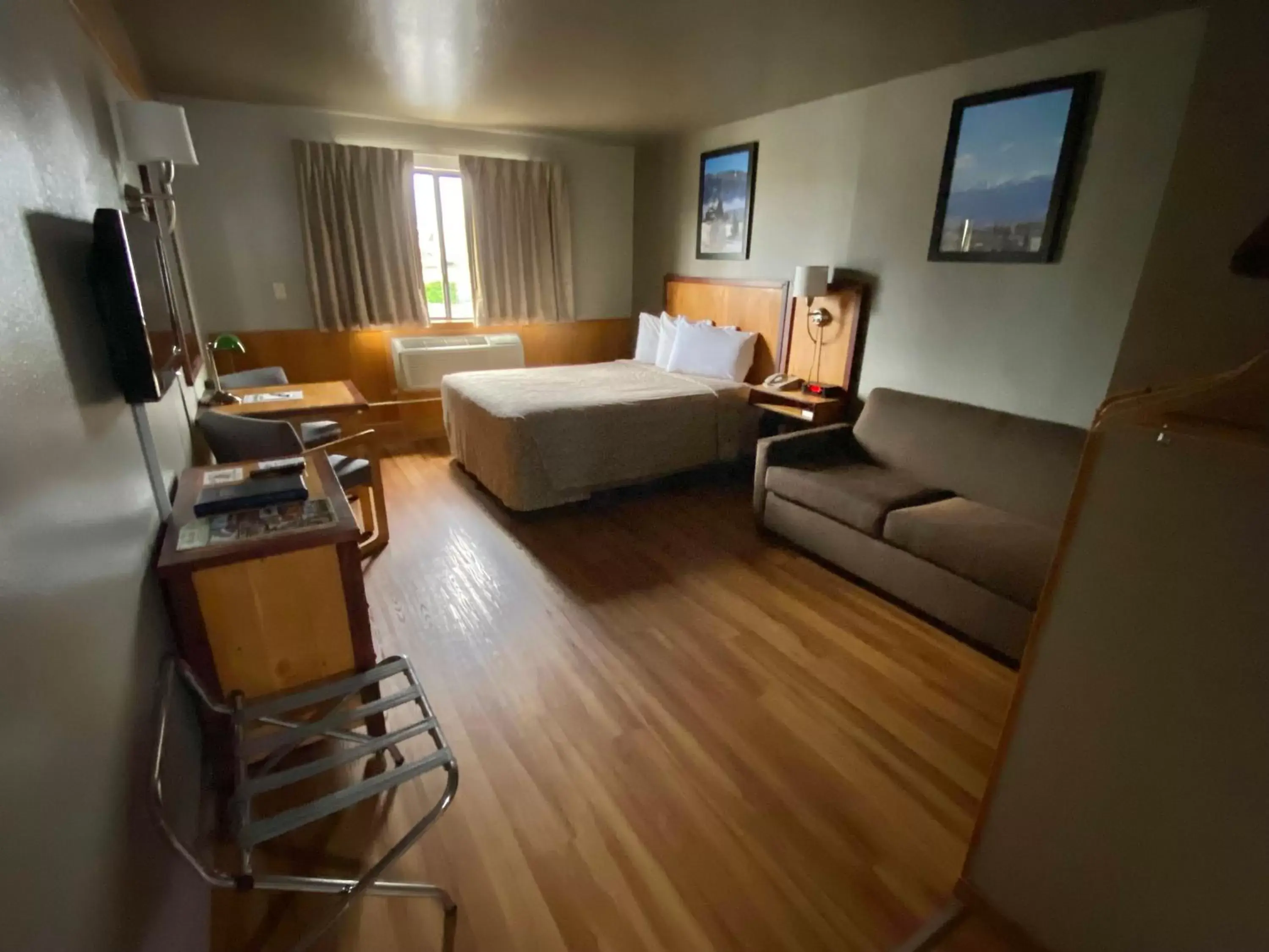 Bed, Seating Area in Rocker Inn