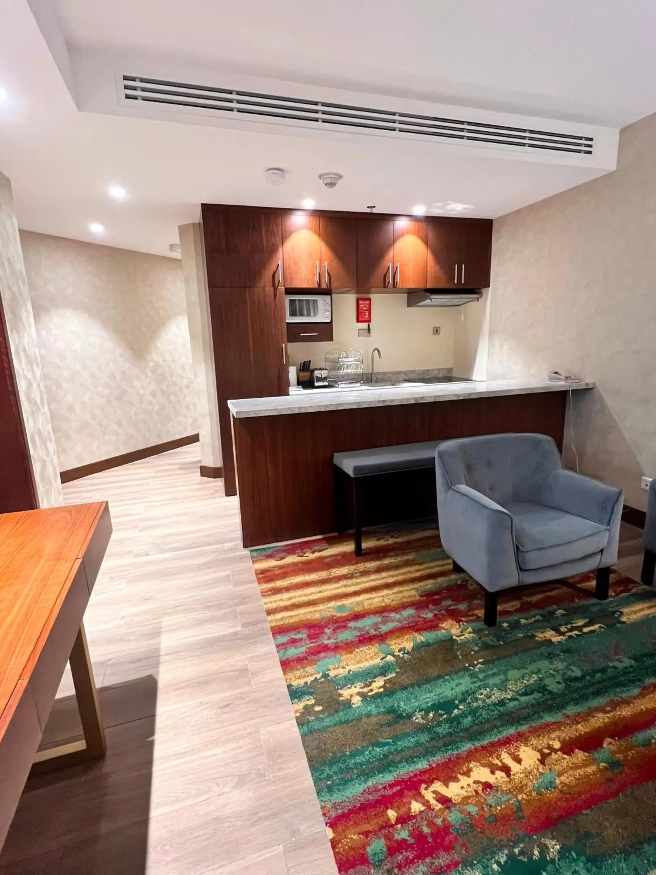 Kitchen or kitchenette, Seating Area in City Seasons Suites