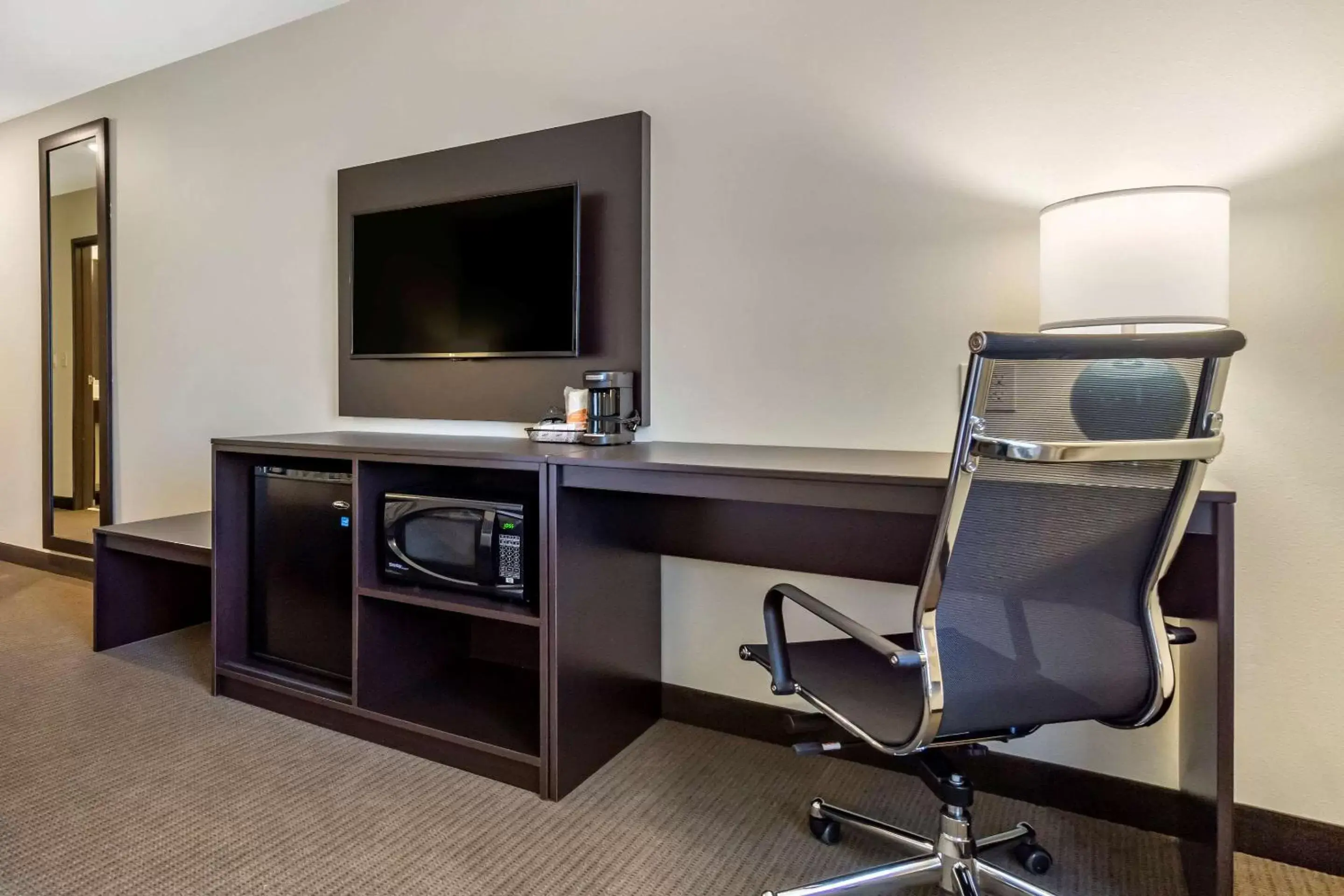 Photo of the whole room, TV/Entertainment Center in Sleep Inn & Suites Wenatchee-Leavenworth