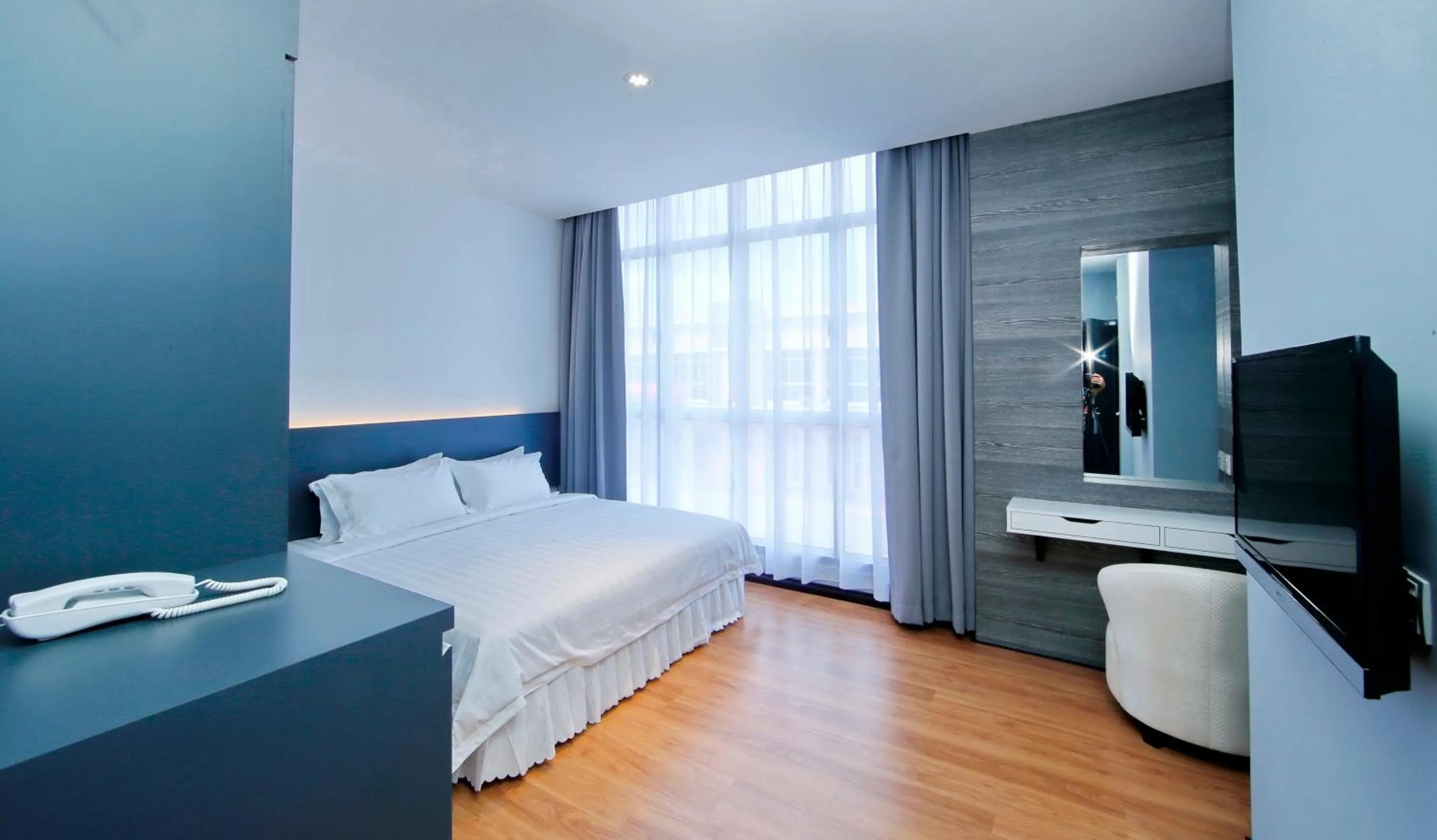 Photo of the whole room, Bed in My Dream Hotel