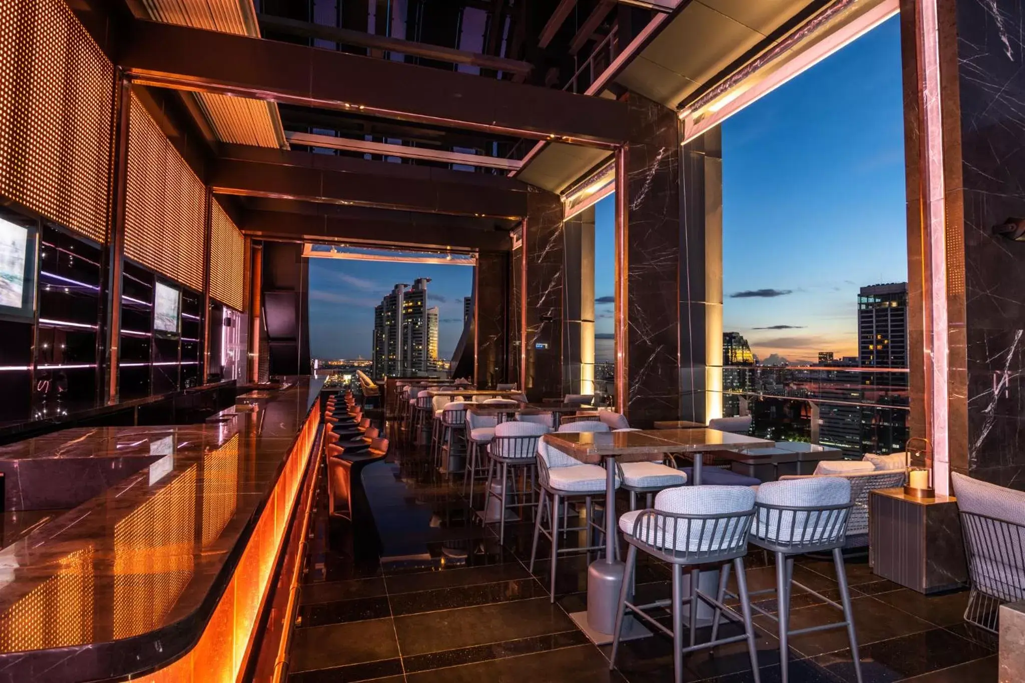 Lounge or bar in Carlton Hotel Bangkok Sukhumvit Lounge or bar in Carlton Hotel Bangkok Sukhumvit