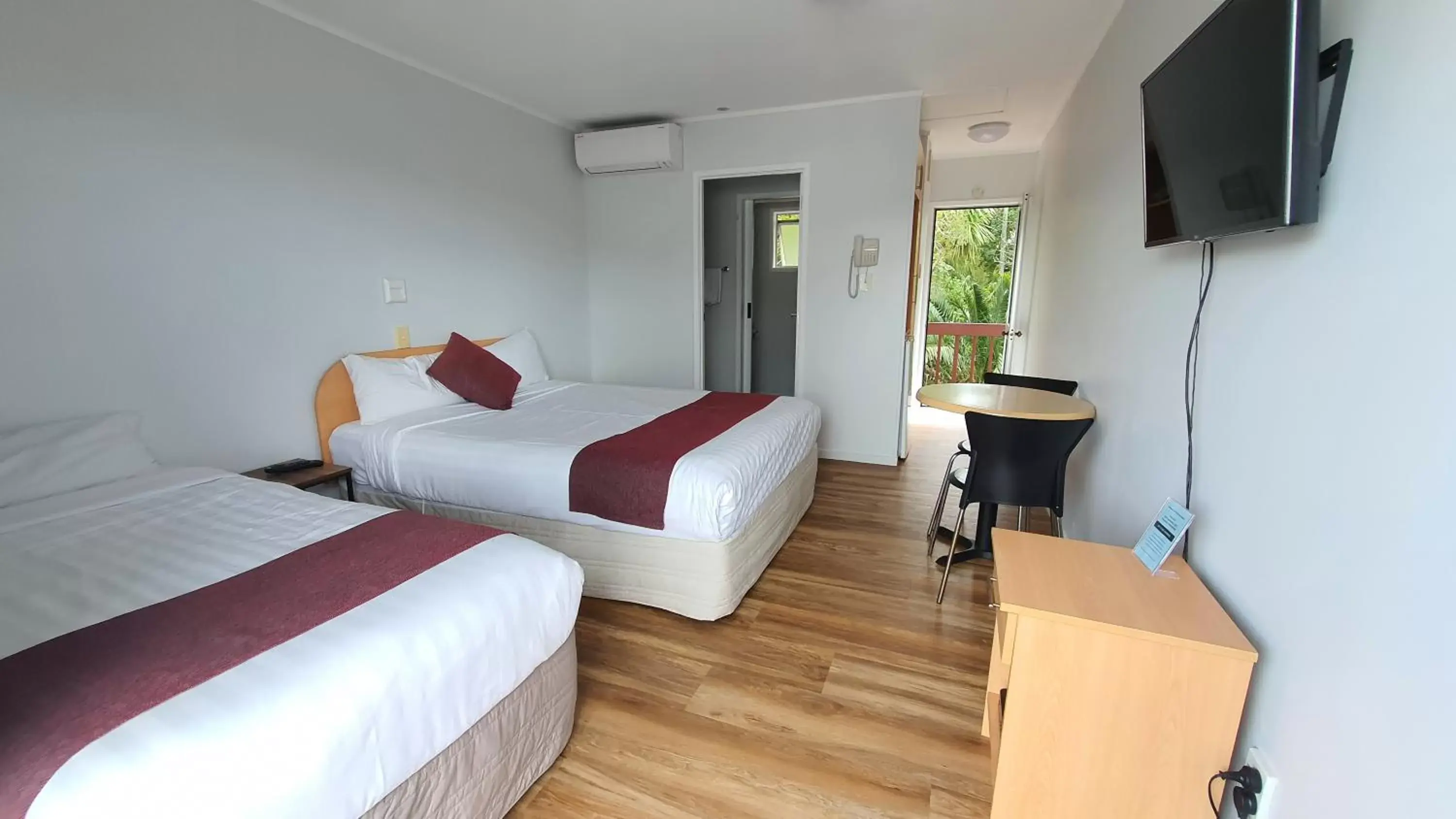 Communal lounge/ TV room, Bed in Ocean Inn Motel Communal lounge/ TV room, Bed in Ocean Inn Motel