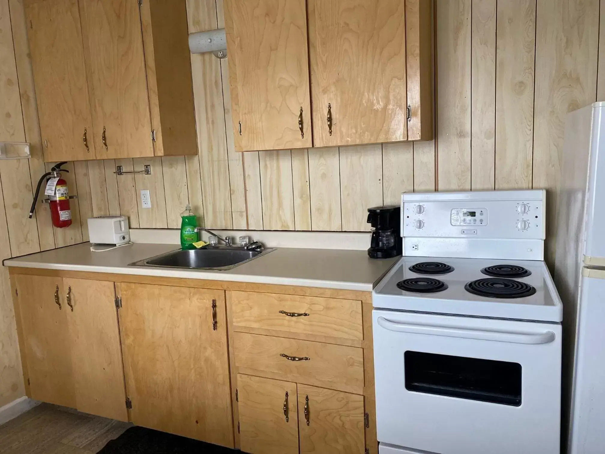 Kitchen or kitchenette, Kitchen/Kitchenette in Novastar Motel On The Lake