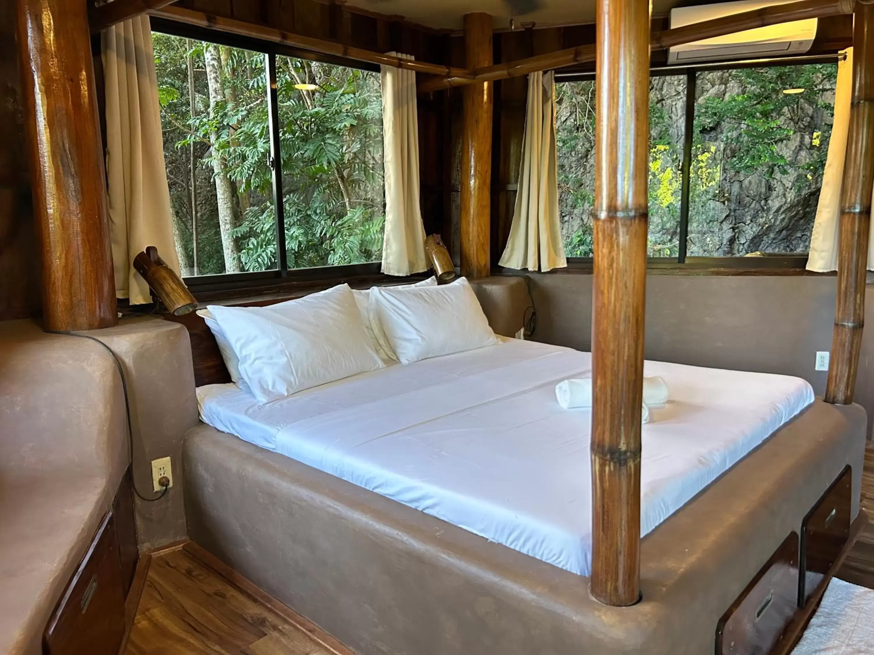 Bed in Sangat Island Dive Resort