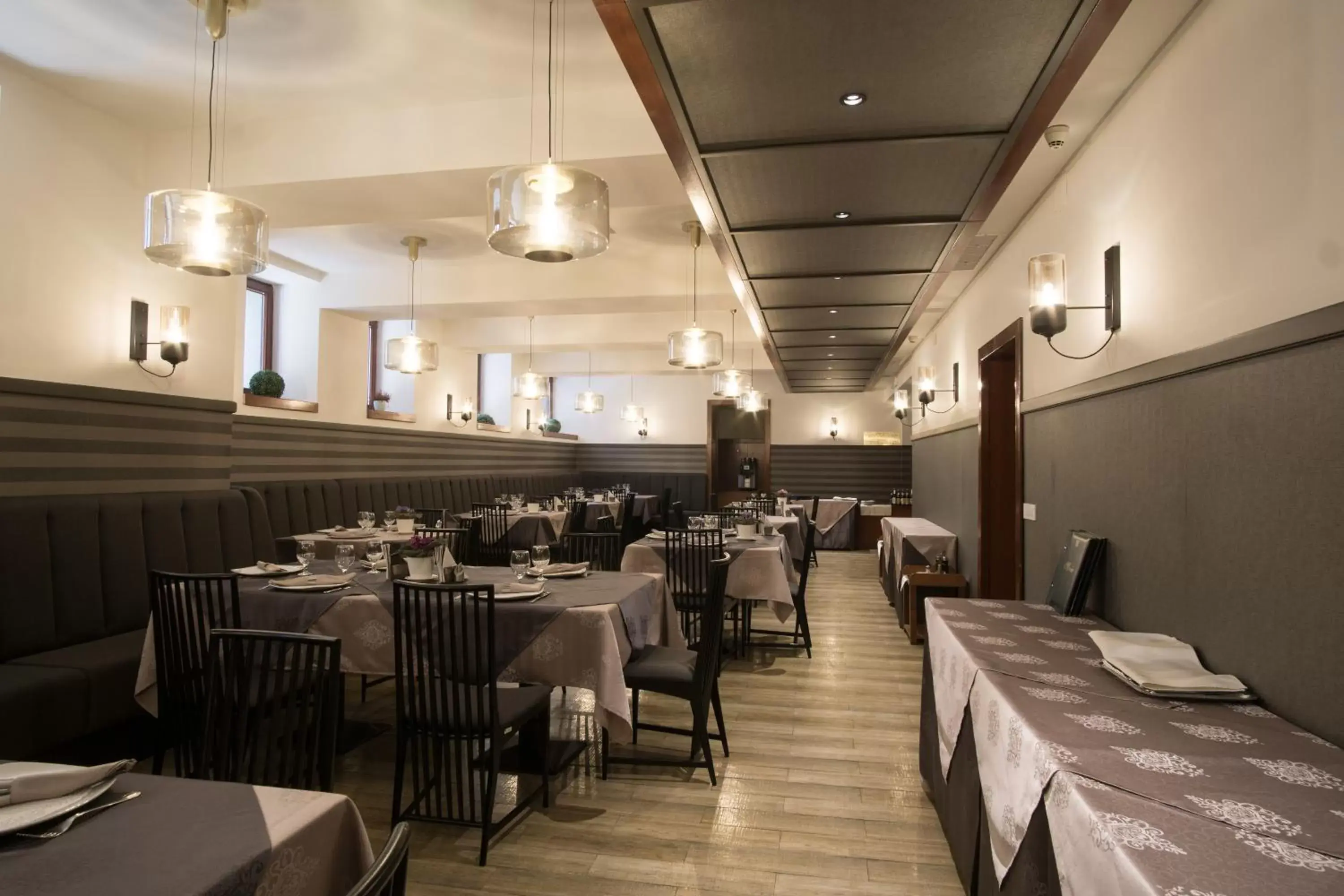 Restaurant/places to eat in Savoy Hotel Restaurant/places to eat in Savoy Hotel