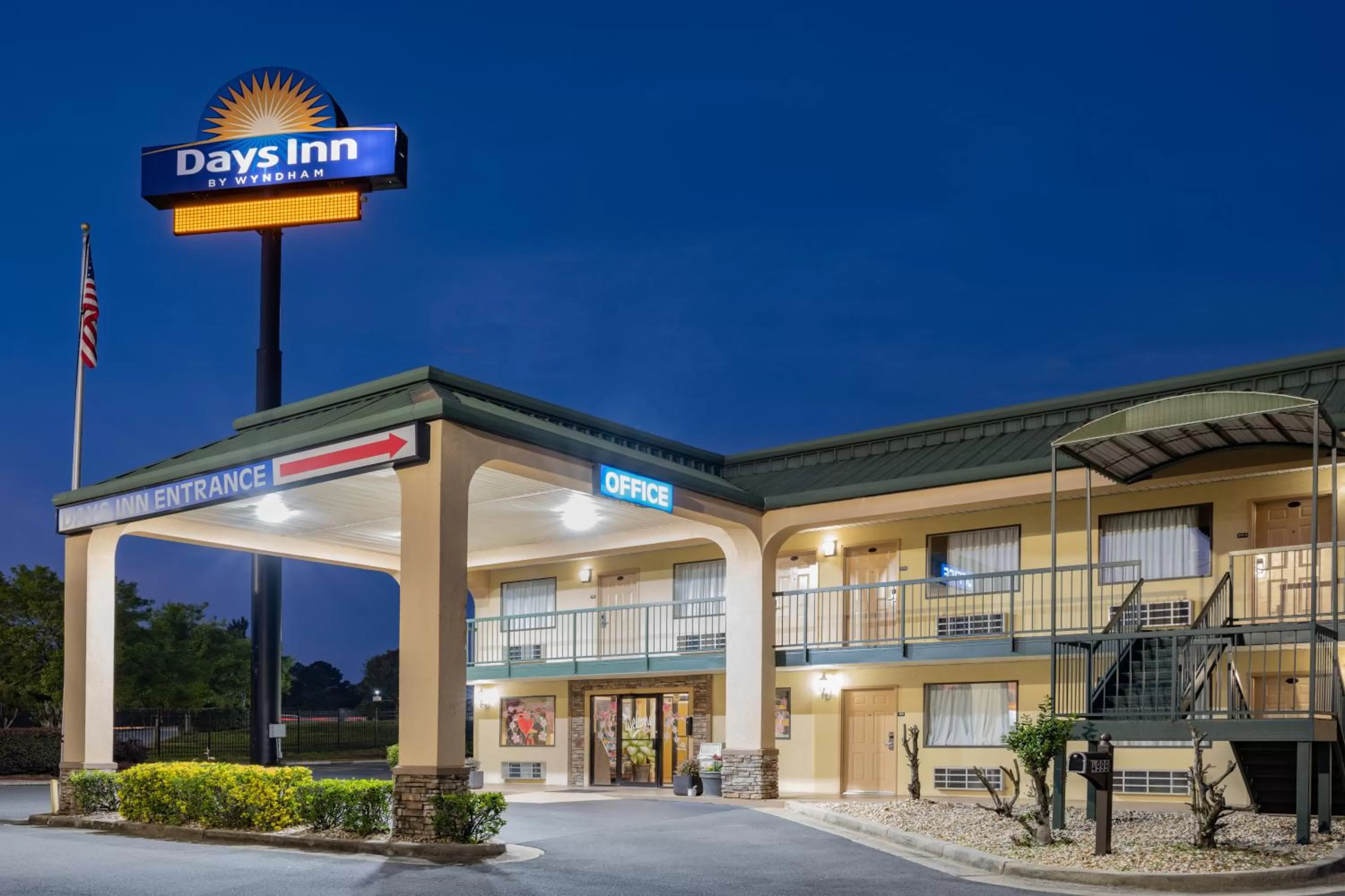 Property building in Days Inn by Wyndham Macon I-475