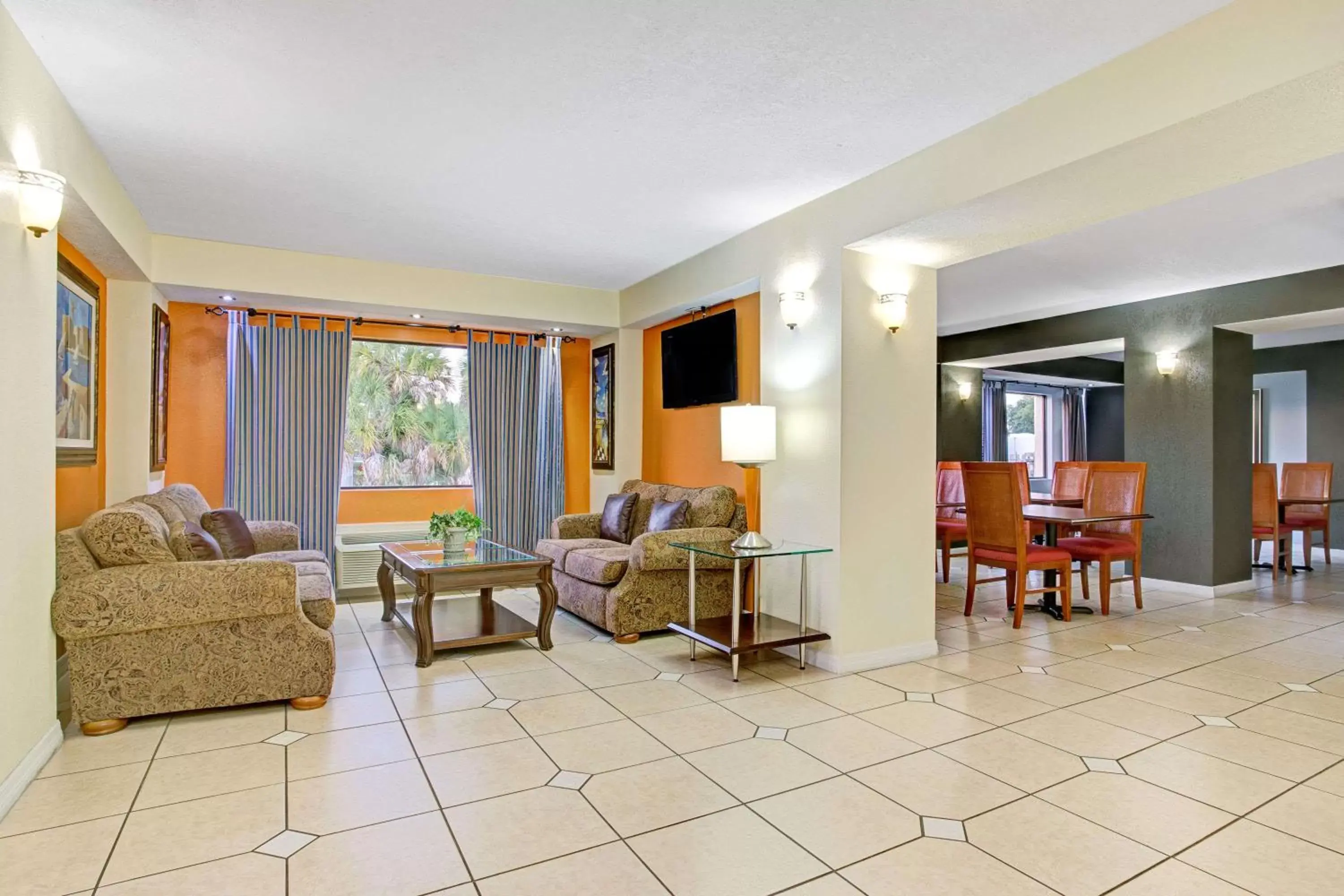 Lobby or reception, Seating Area in Days Inn & Suites by Wyndham Tampa near Ybor City