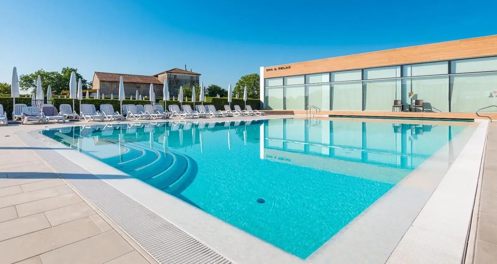 Swimming Pool in Hotel Viest