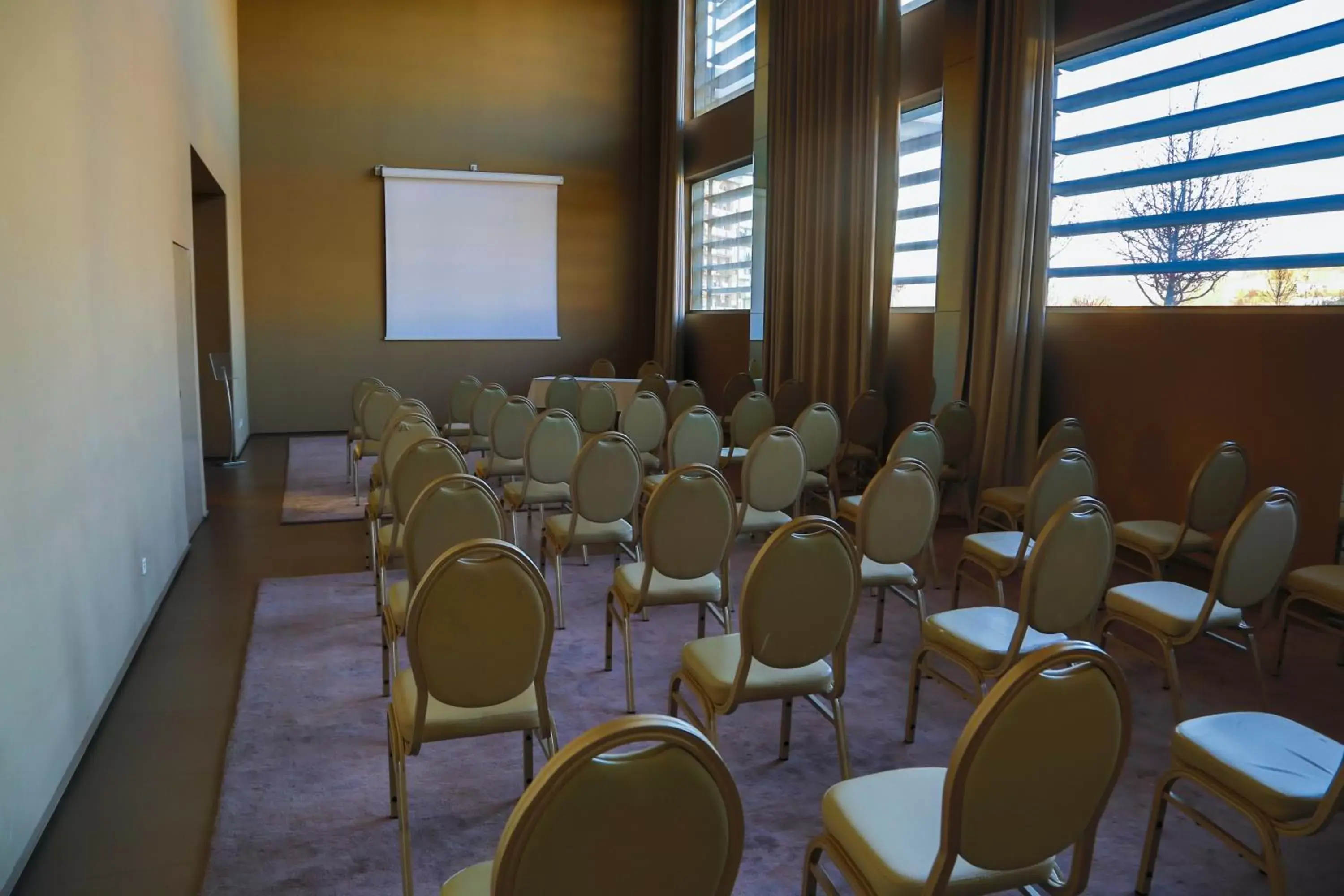 Meeting/conference room, Business Area/Conference Room in Golden Tulip São João da Madeira Hotel