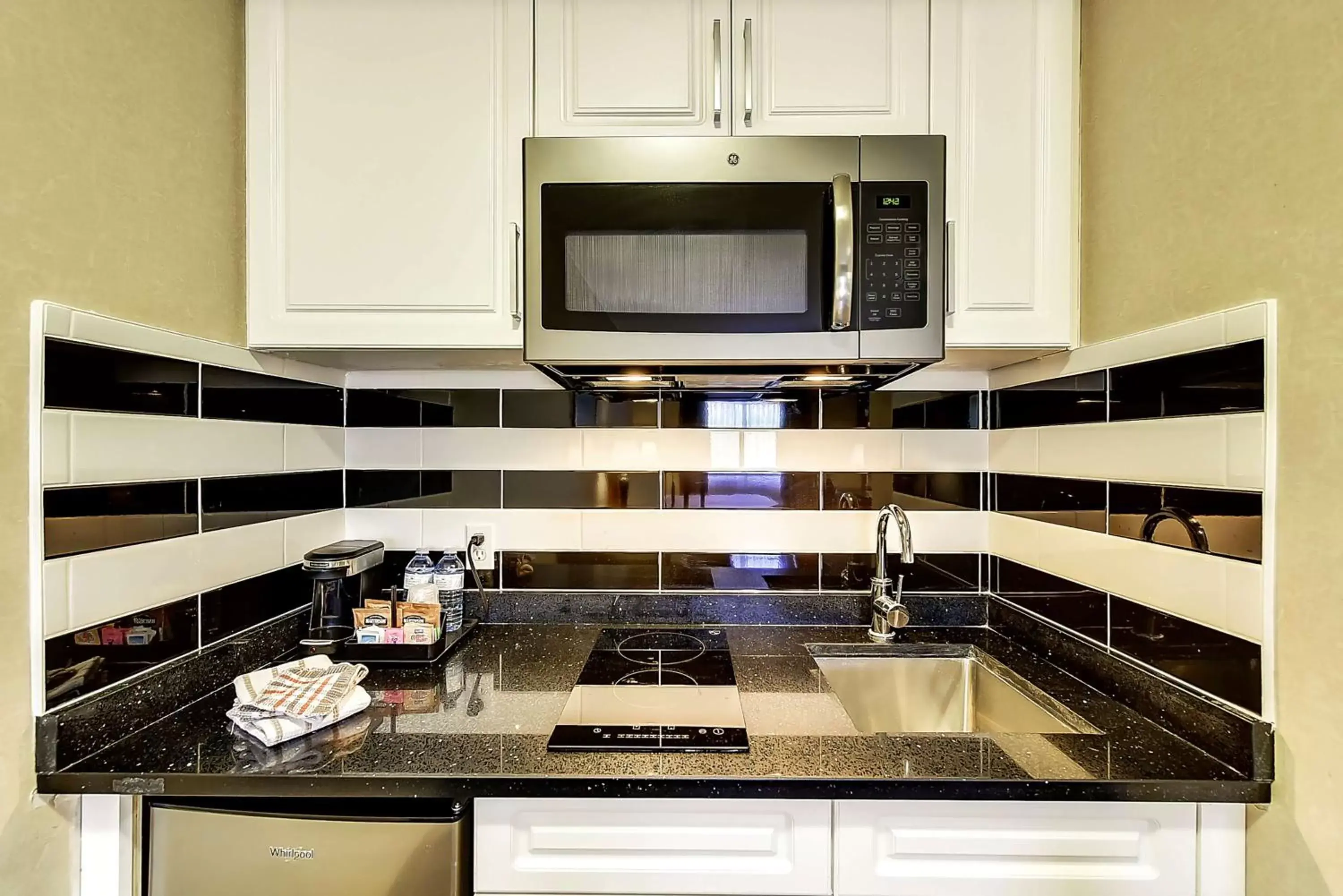 Kitchen or kitchenette, Kitchen/Kitchenette in Best Western Plus Osoyoos Hotel & Suites