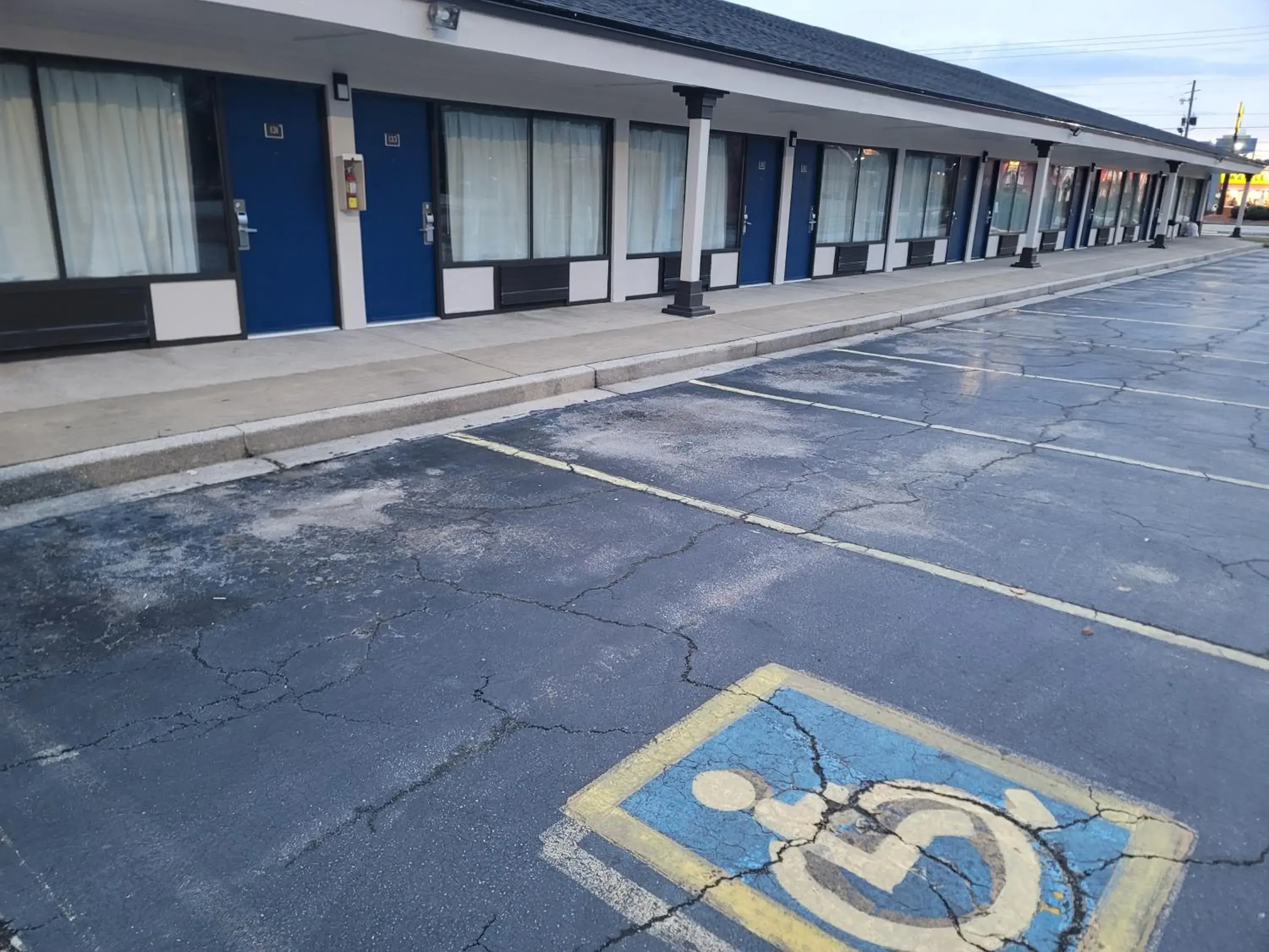 Property building in Studio 6 Suites Hinesville, GA Property building in Studio 6 Suites Hinesville, GA