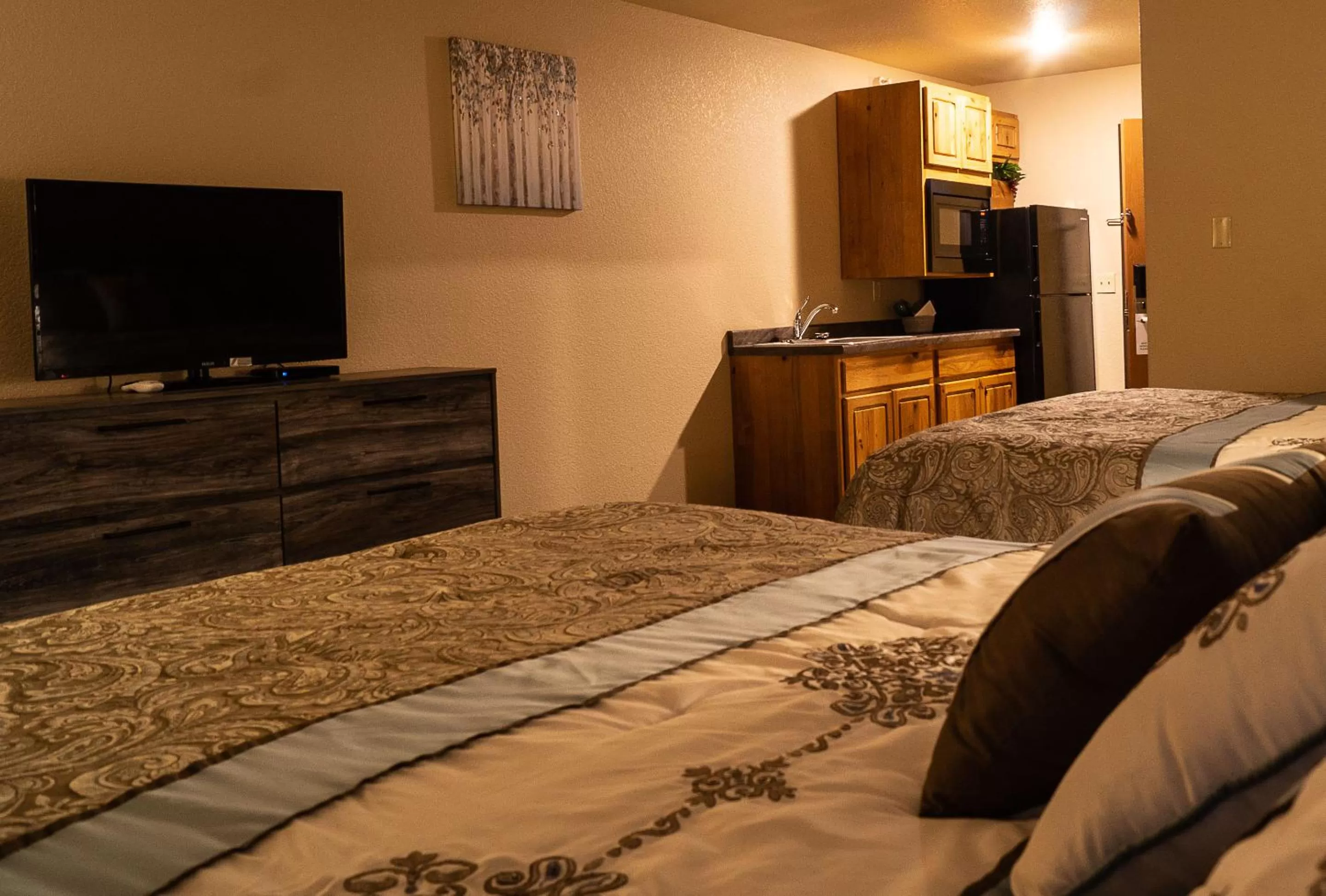 Photo of the whole room, Bed in Newcastle Lodge & Convention Center