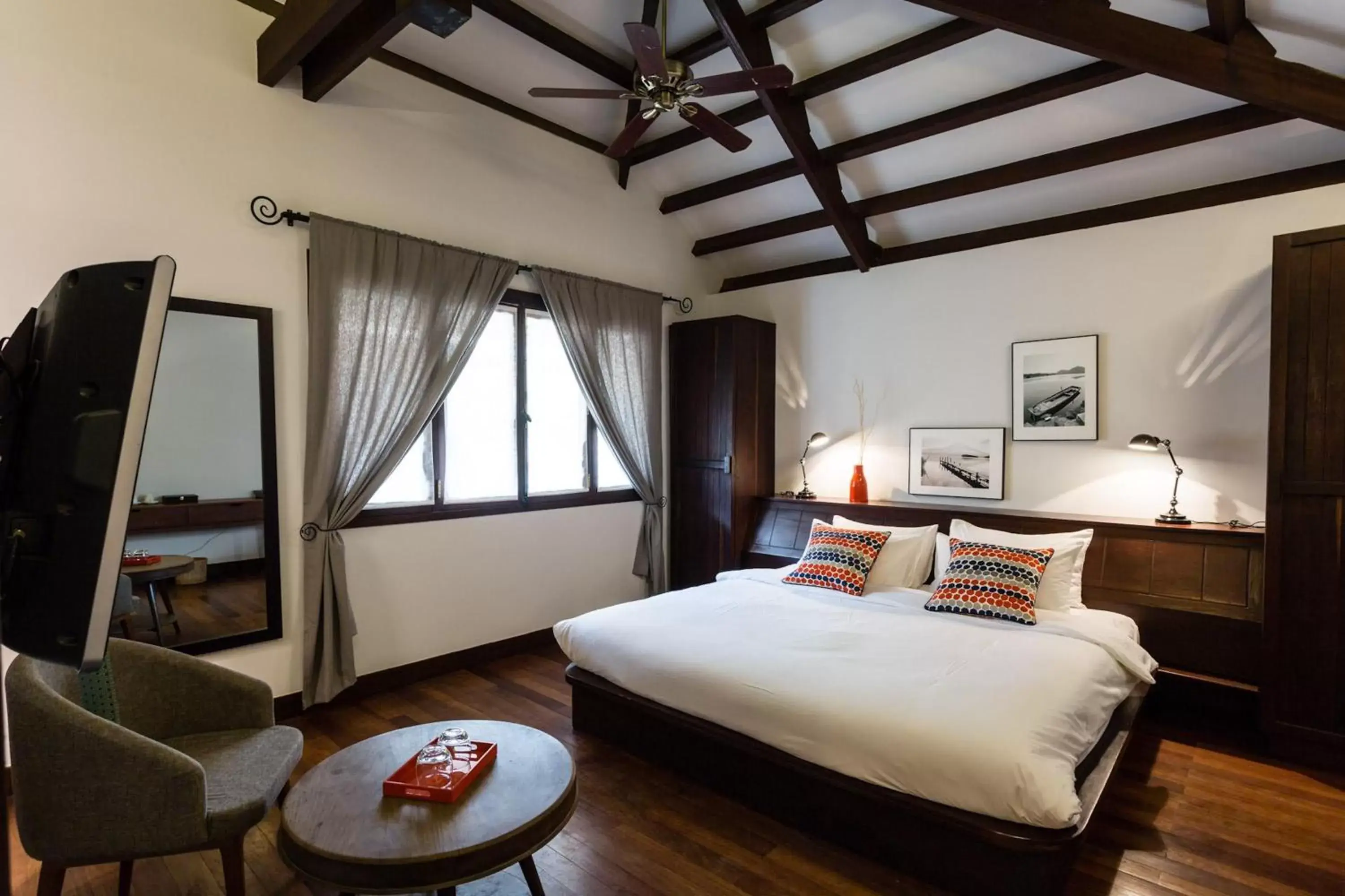 Seating area, Bed in Heritage Suites Hotel Seating area, Bed in Heritage Suites Hotel