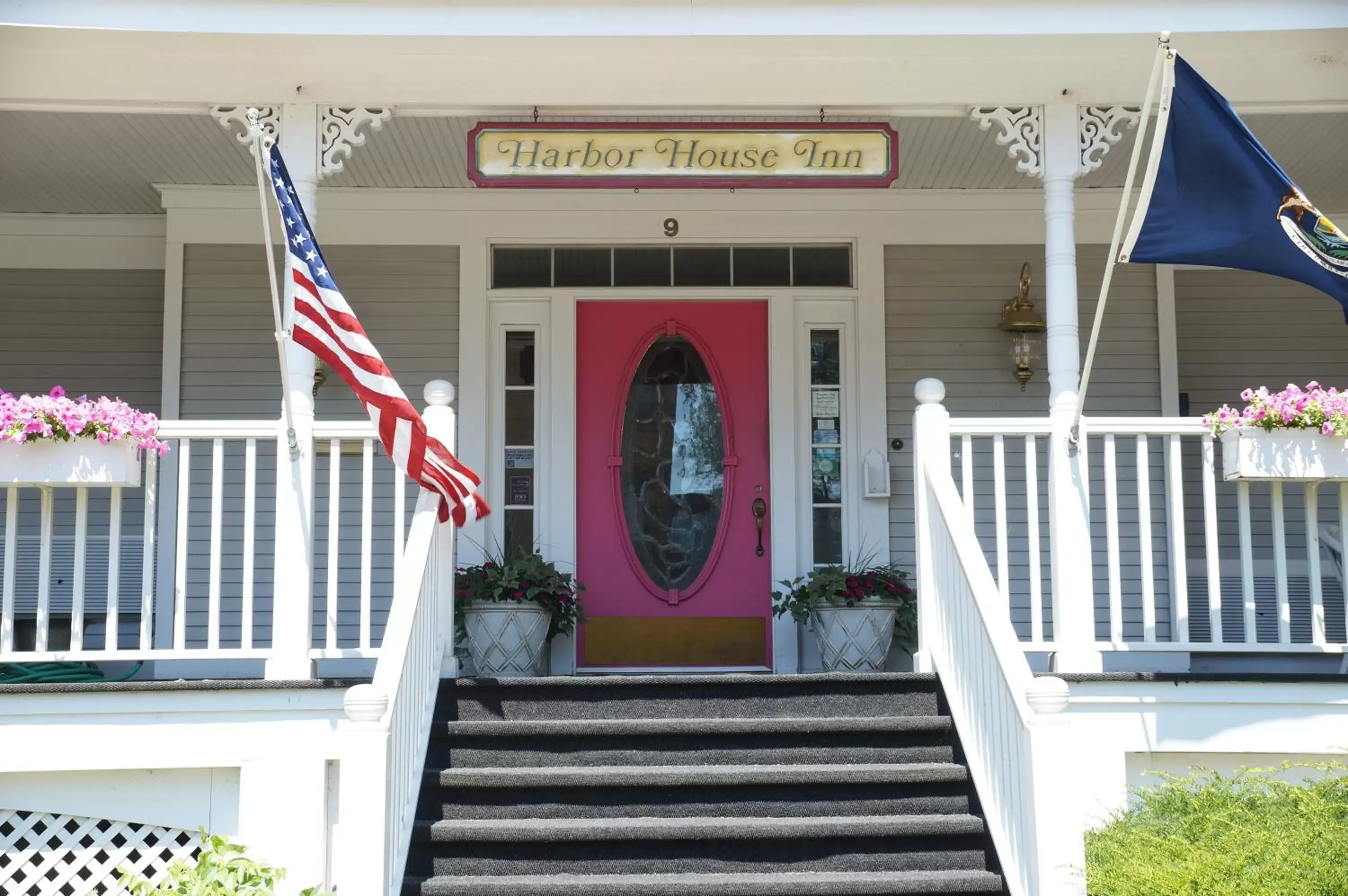 Facade/entrance in Harbor House Inn