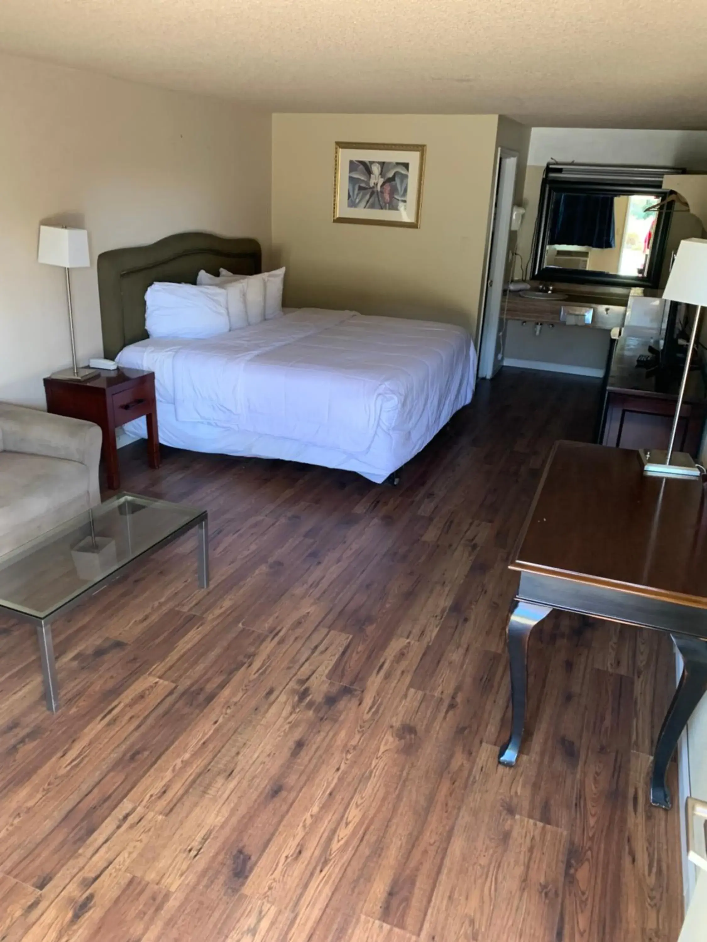 Photo of the whole room, Bed in Smokey Point Motor Inn