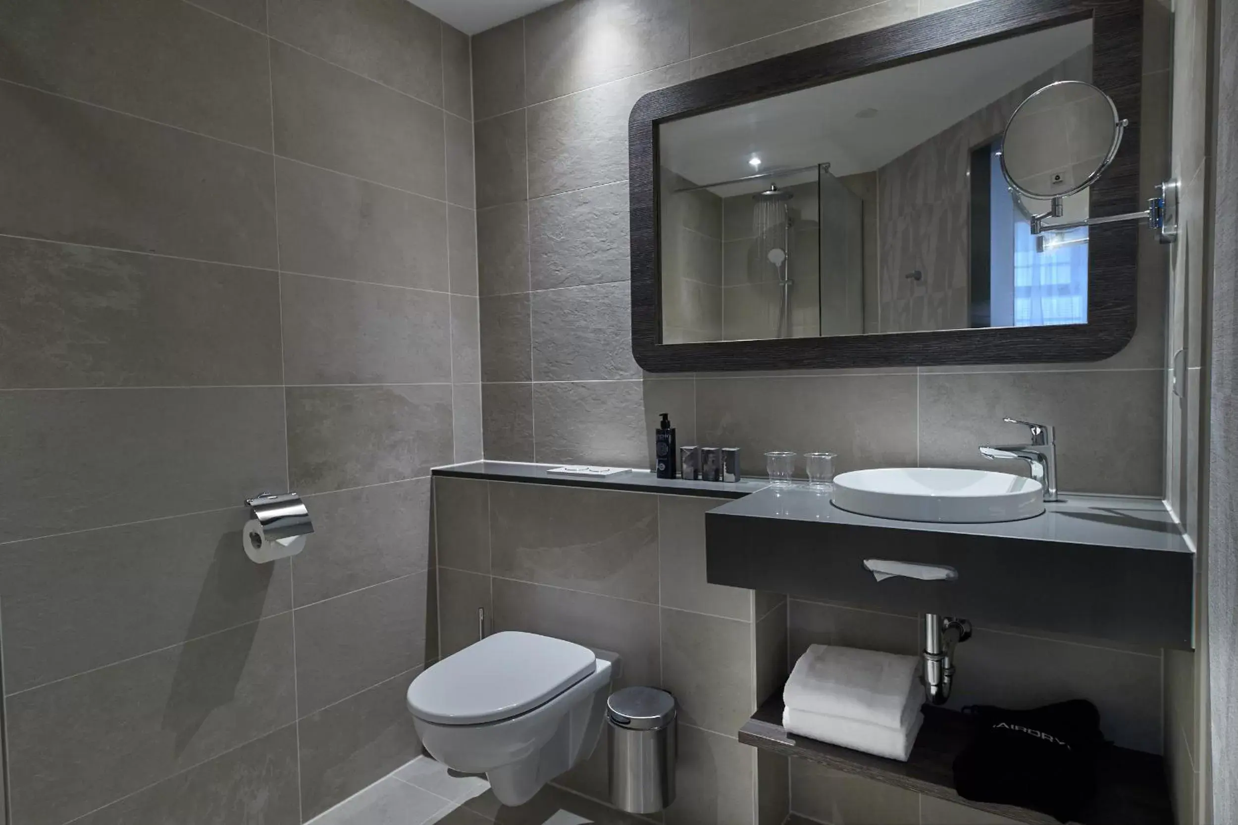 Toilet, Bathroom in Inntel Hotels Amsterdam Centre