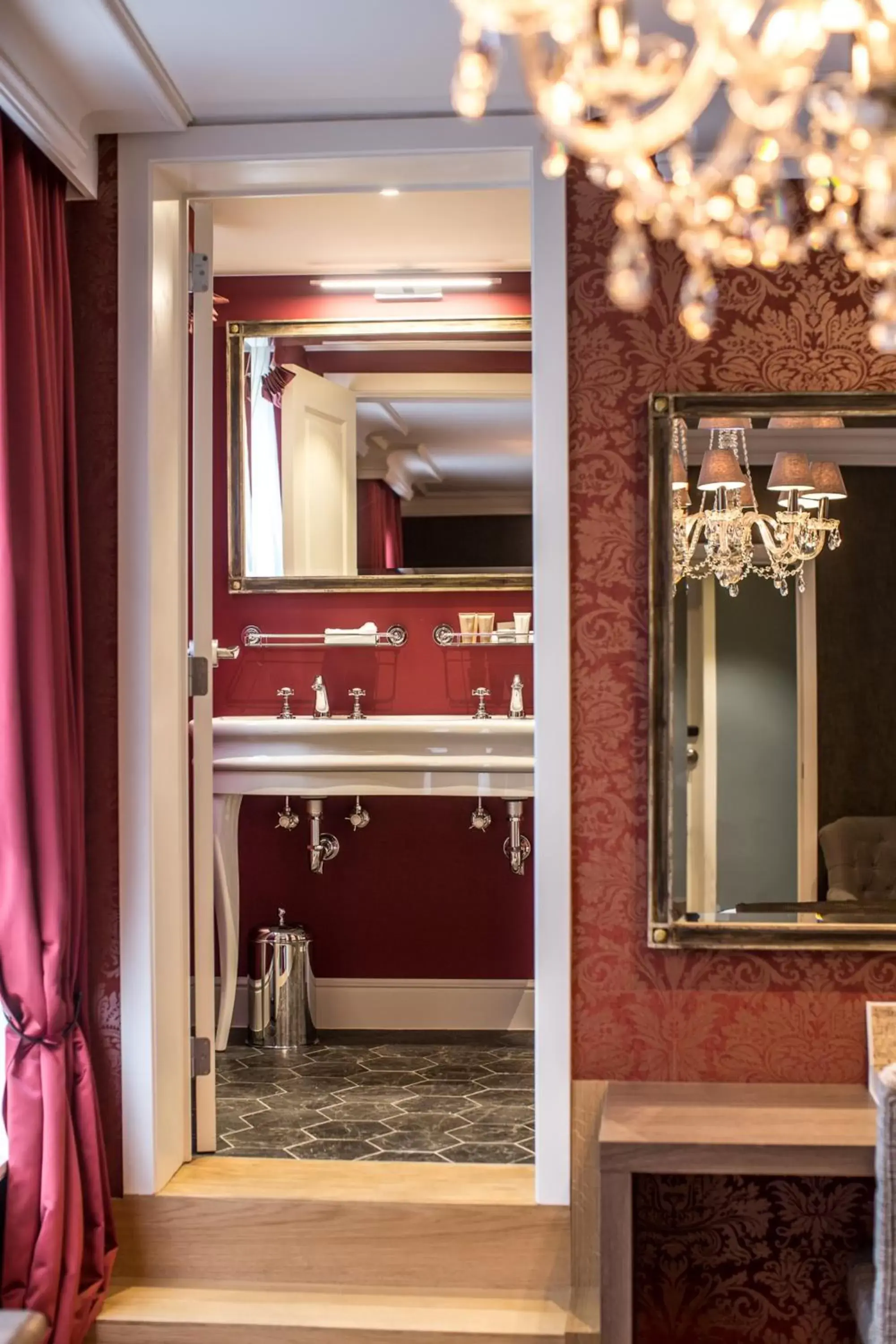 Bathroom, Kitchen/Kitchenette in Boutique Hotel De Castillion - Small elegant family hotel