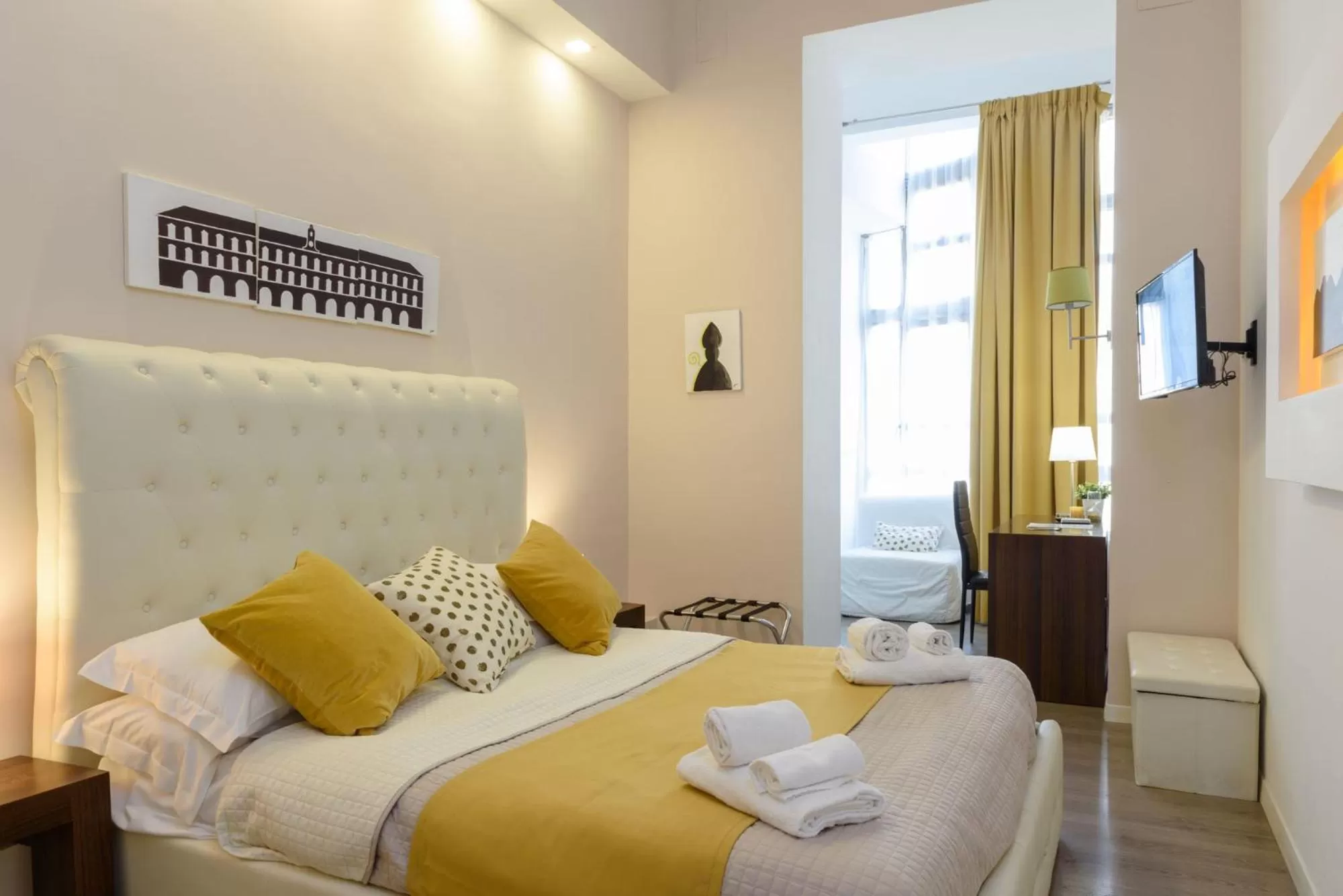 Bed in Domus Angioina