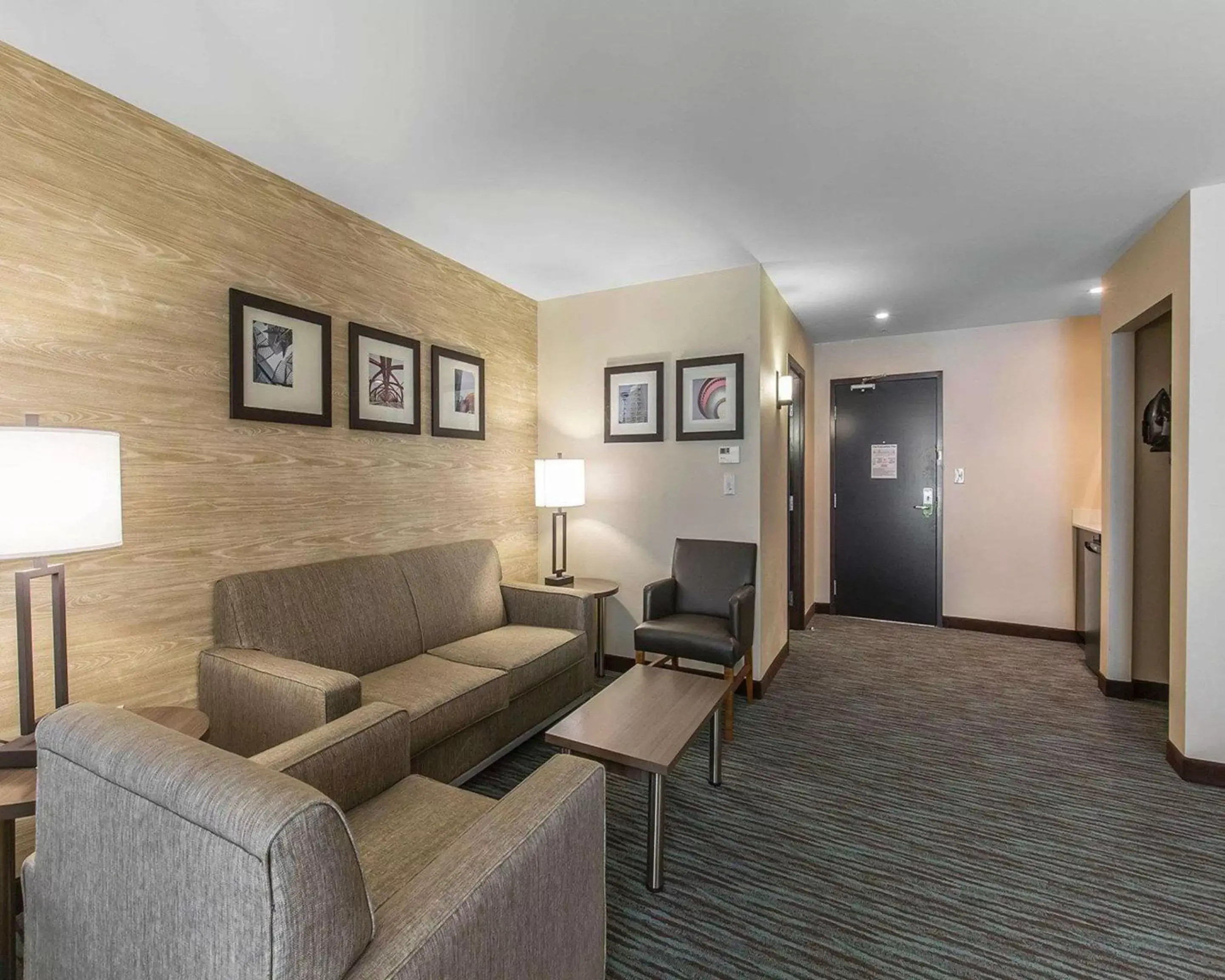 Photo of the whole room, Seating Area in Comfort Inn & Suites Airport North